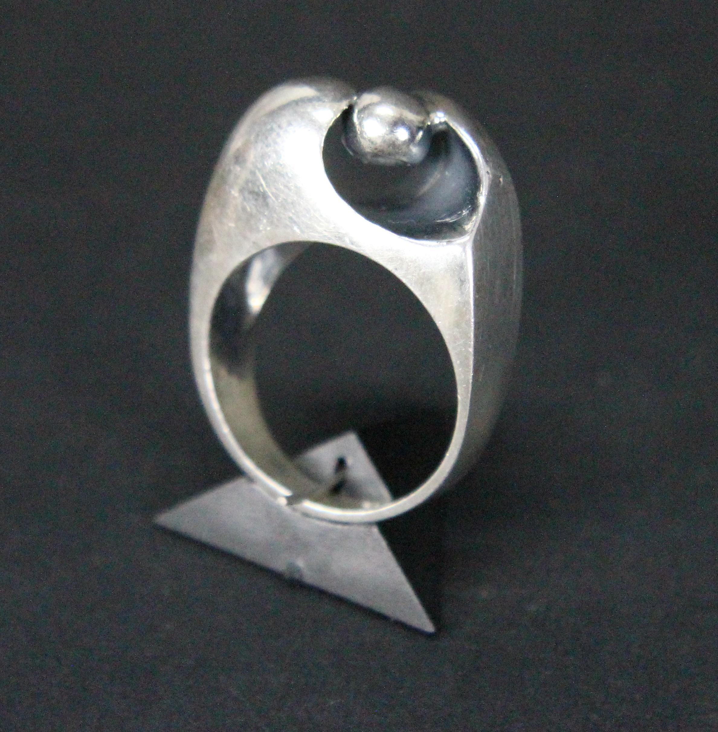 Wonderful modernist sterling ring made in Stockholm by Oscar Branch in the 1960s.
Very nice vintage condition. Size 16.5, US size 6. 
With Swedish silver marks and 925.