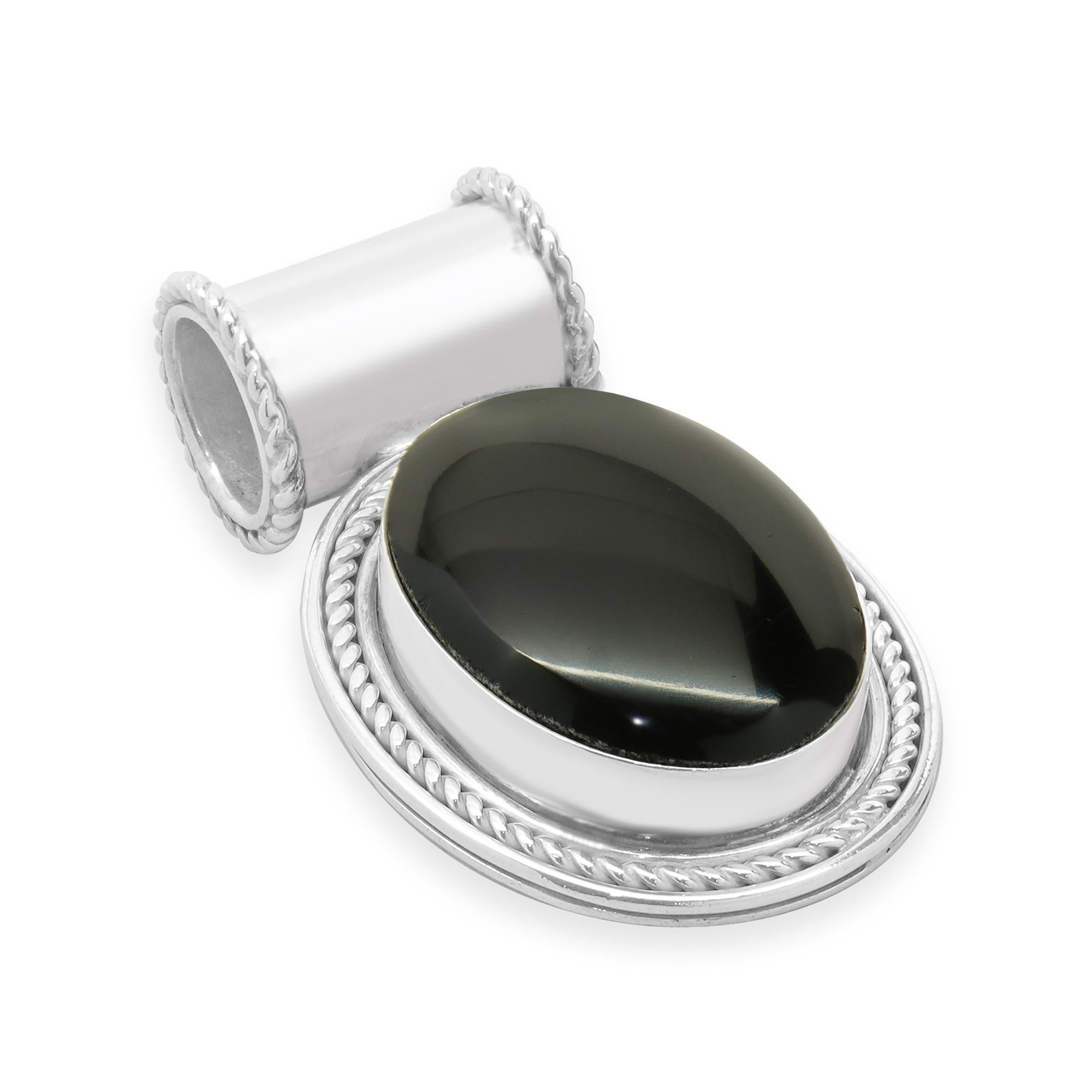 Concepteur : personnalisé 
MATERIAL : argent sterling 
Dimensions : pendentif de 47.6 mm 
Poids : 24,13 grammes