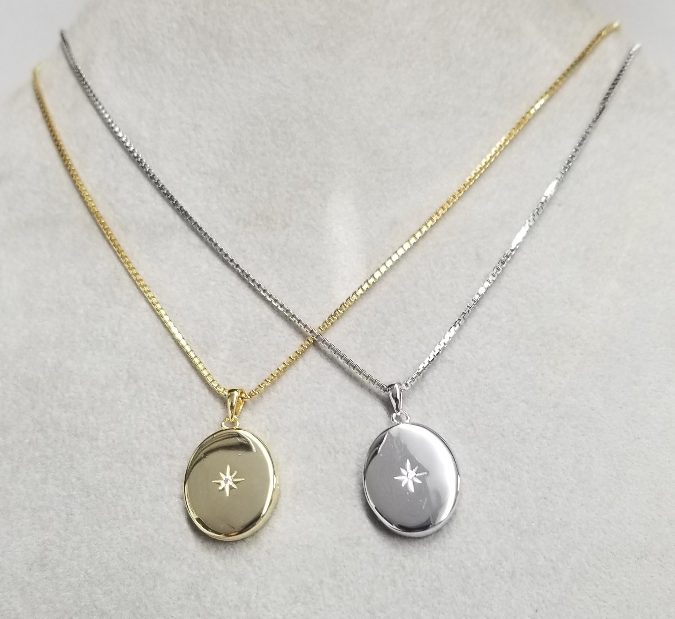 Un classico medaglione ovale in argento sterling impreziosito da scintillanti zirconi, disponibile nelle finiture placcate oro giallo o rodio bianco. Appeso a una catena regolabile da 16 pollici, è un pezzo elegante e senza tempo, perfetto da