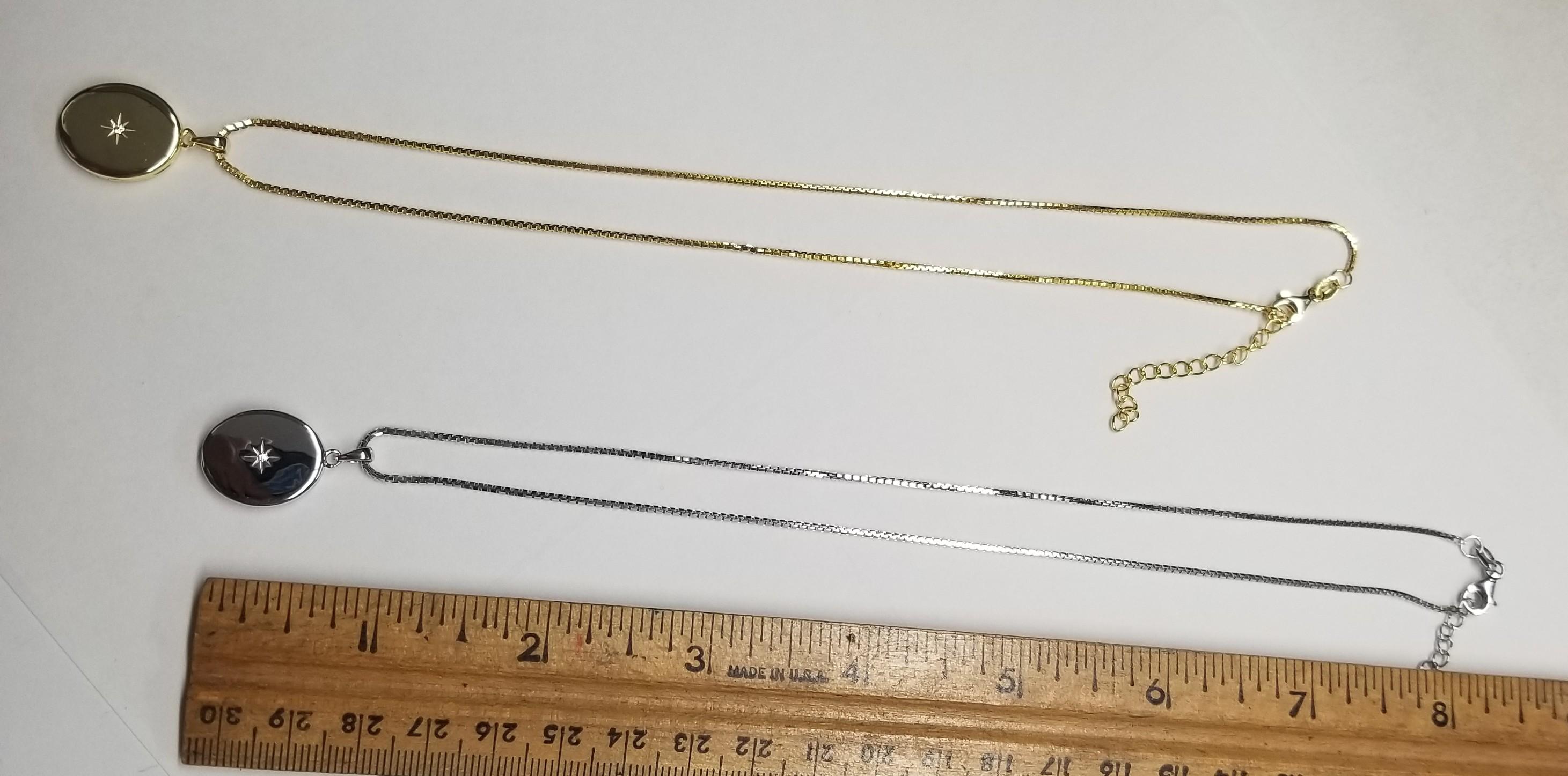 Collana con medaglione ovale in argento sterling - Zirconia cubica, catena da 16 pollici In condizioni Nuovo in vendita a Los Angeles, CA