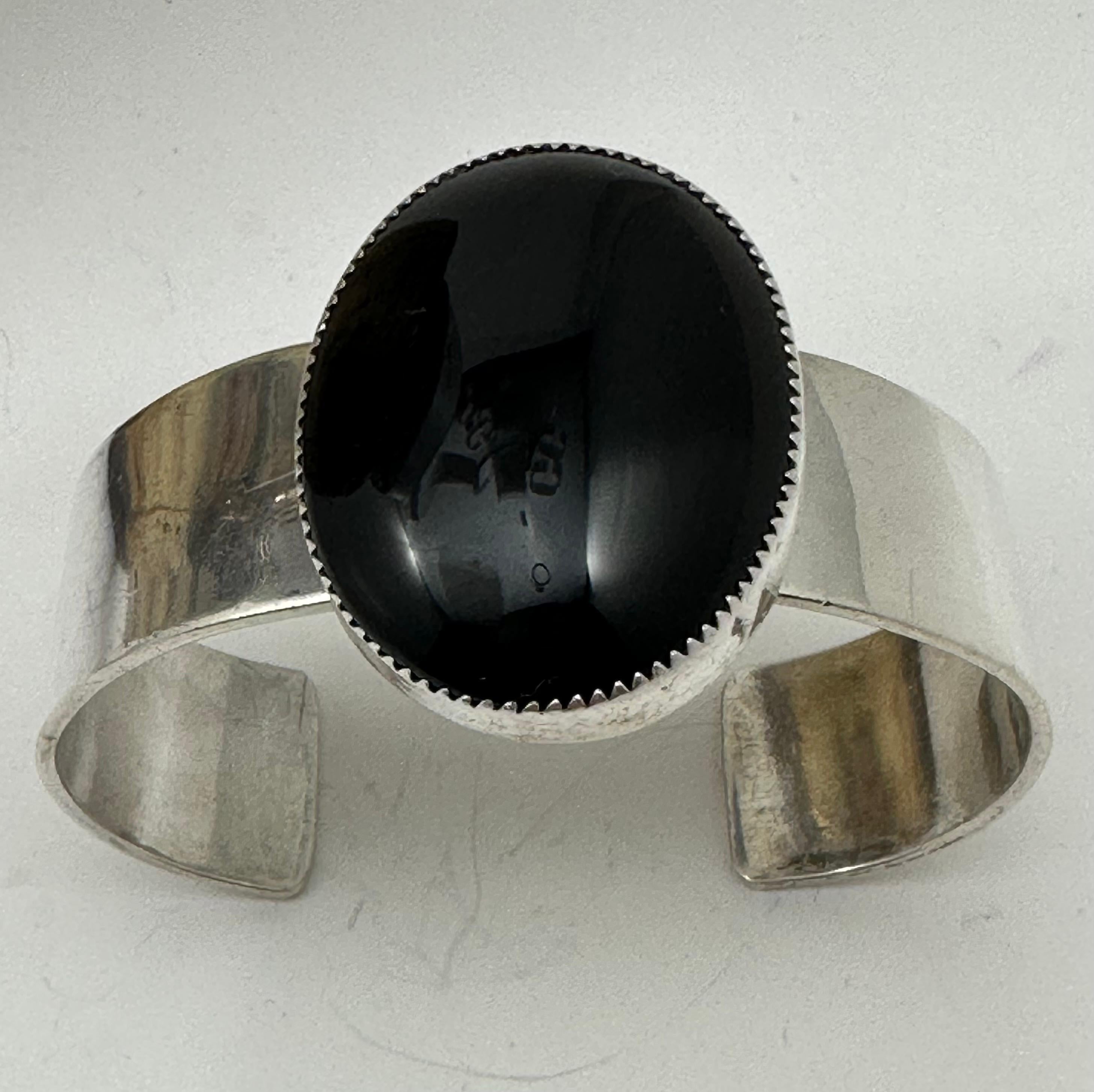 Sterling Silver Oval Onyx Cuff Bracelet Signed by Navajo Artist R Henry In New Condition For Sale In Las Vegas, NV