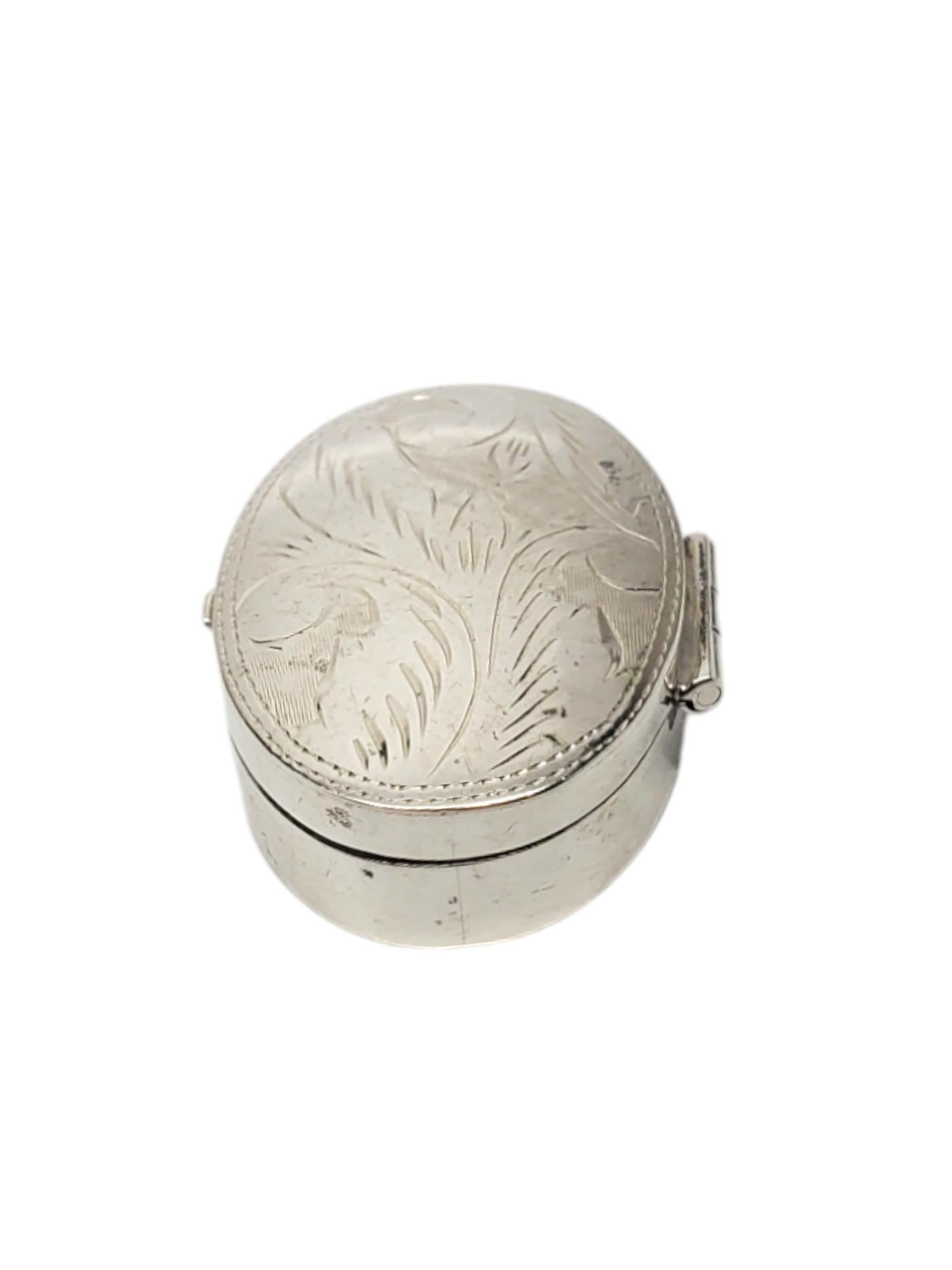 Boîte à pilules ovale en argent sterling

Cette boîte à pilules ovale vintage présente un couvercle au design gravé en argent sterling classique.

Taille : 33,03 mm x 47,20 mm

Estampillé : 925

Poids : 10,4 dwt / 16,2 gr.

Très bon état, polissage