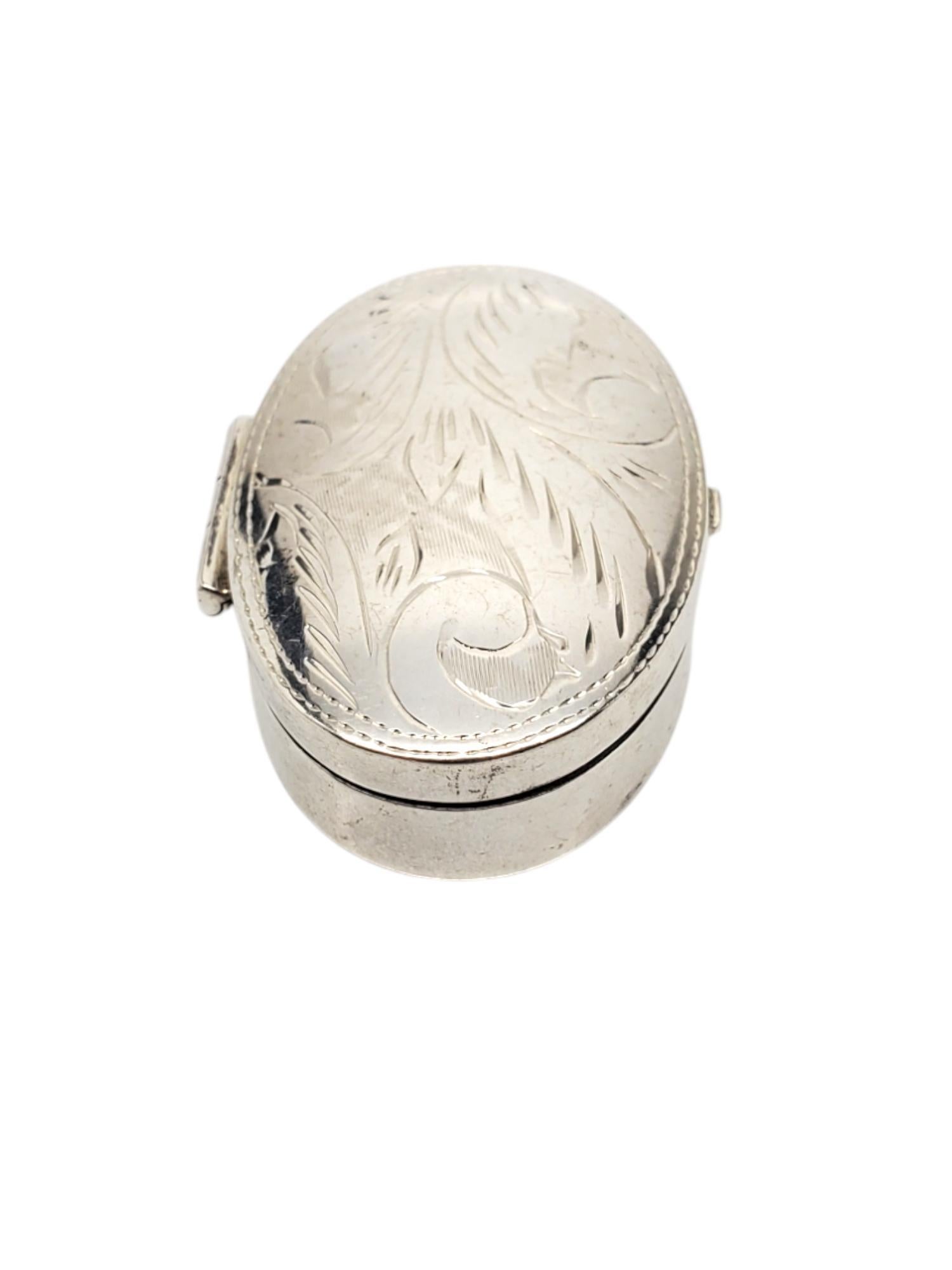 Boîte à pilules ovale en argent sterling n° 19679 Pour femmes en vente