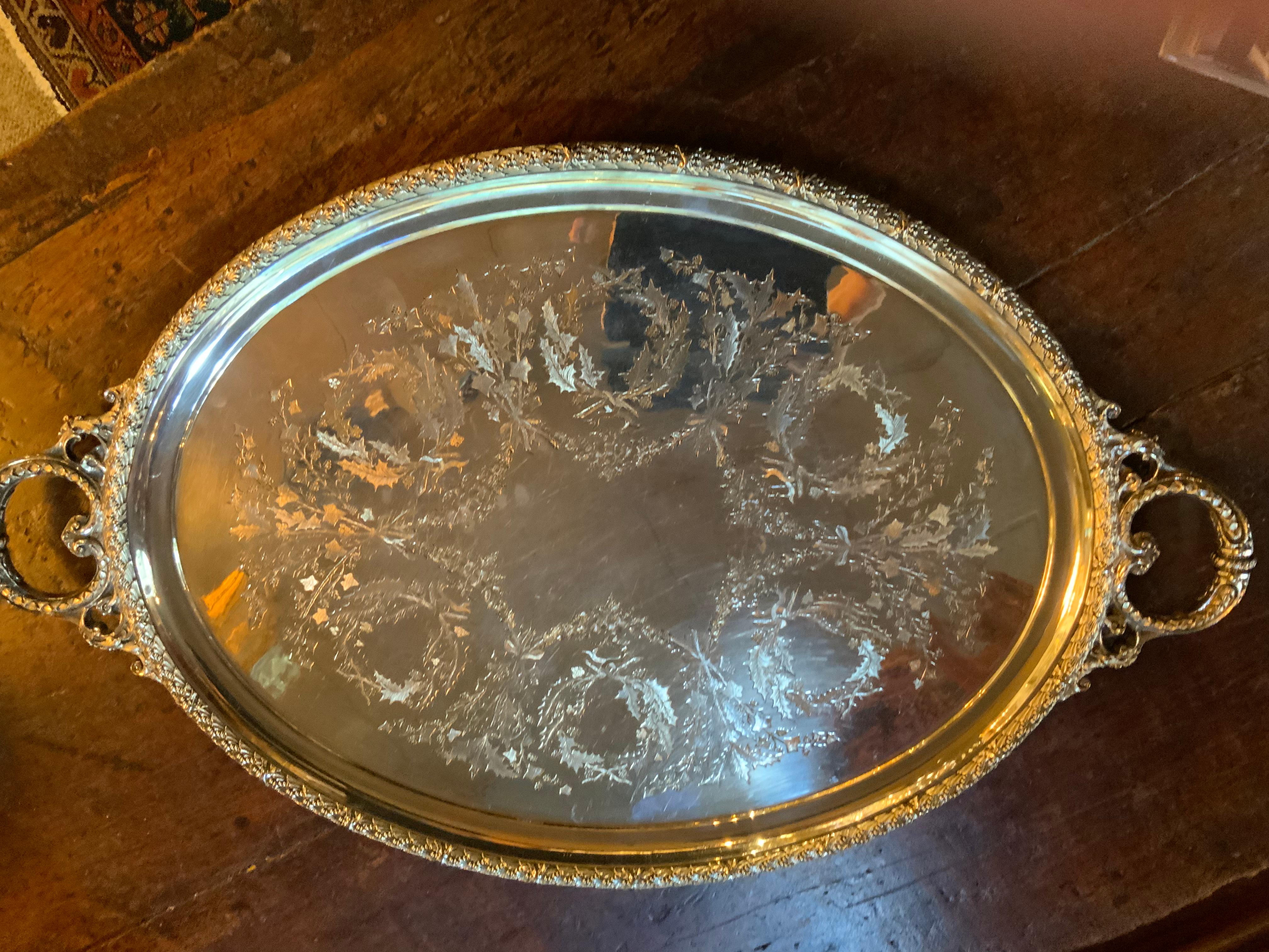 Exceptional sterling tray, perfect for the season. Circular design of holly and berries
Decorate this rare and beautiful piece.