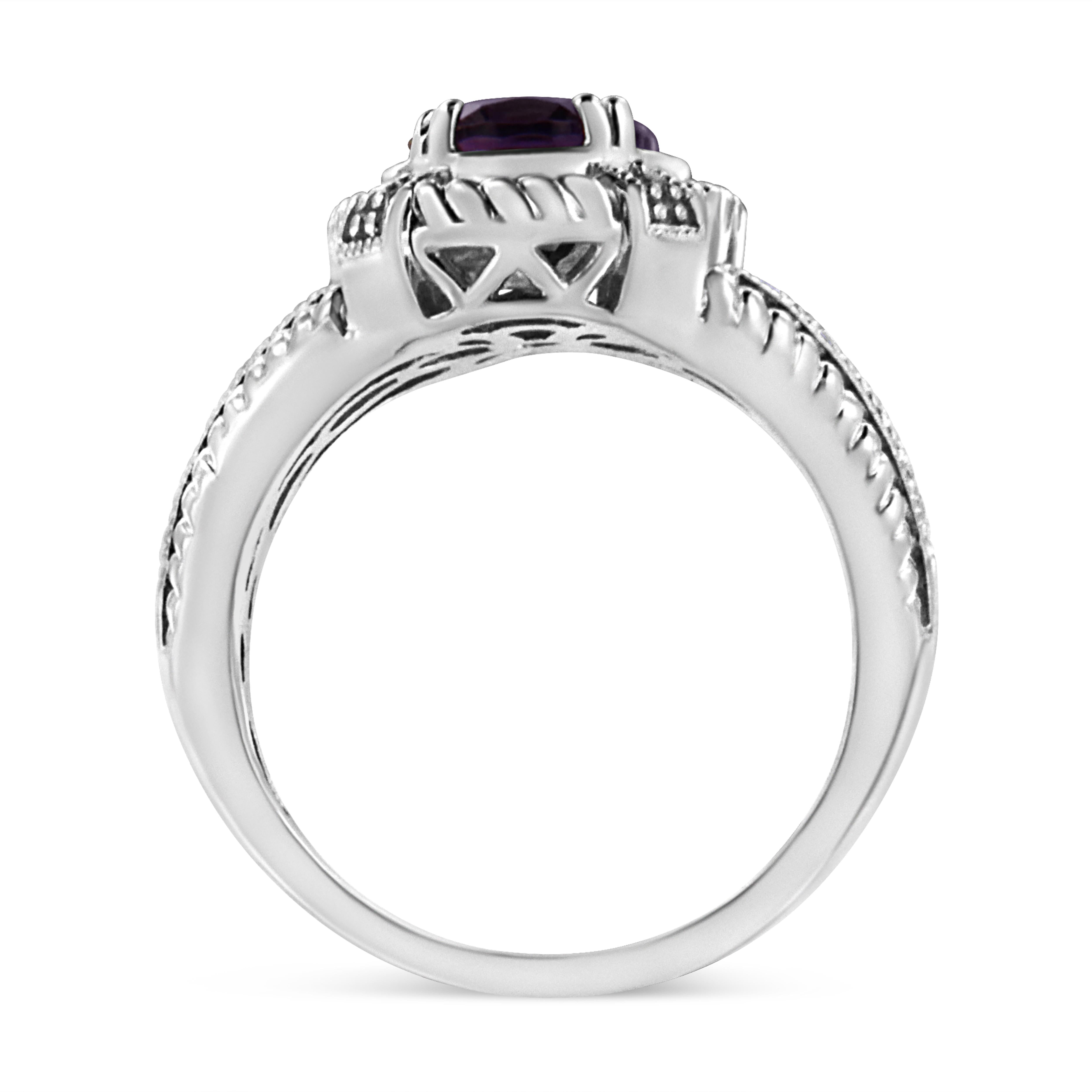 Contemporain Solitaire en argent sterling de forme ovale avec améthyste violette et diamants en vente