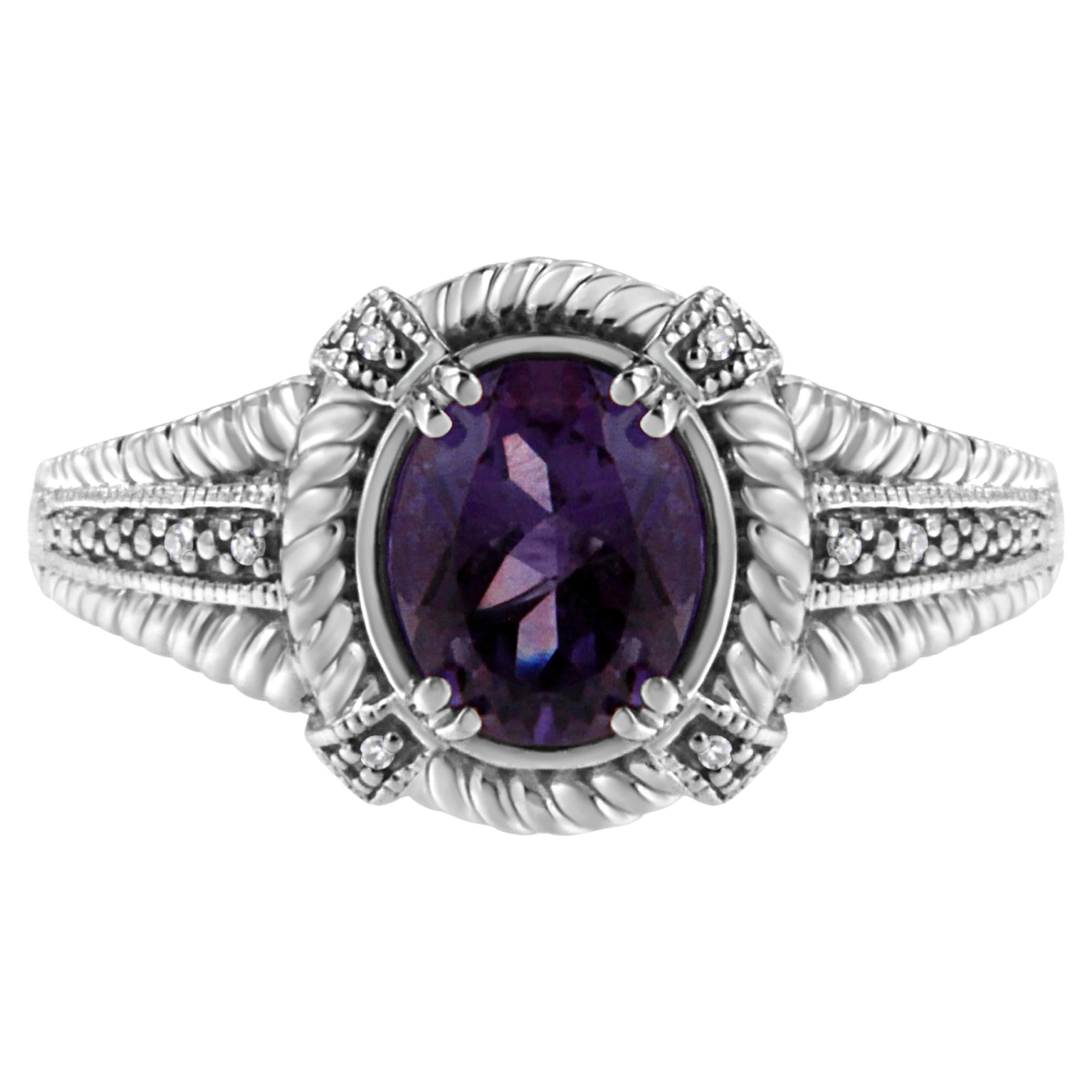 Anillo de plata de ley con solitario de amatista púrpura de forma ovalada y acento de diamante