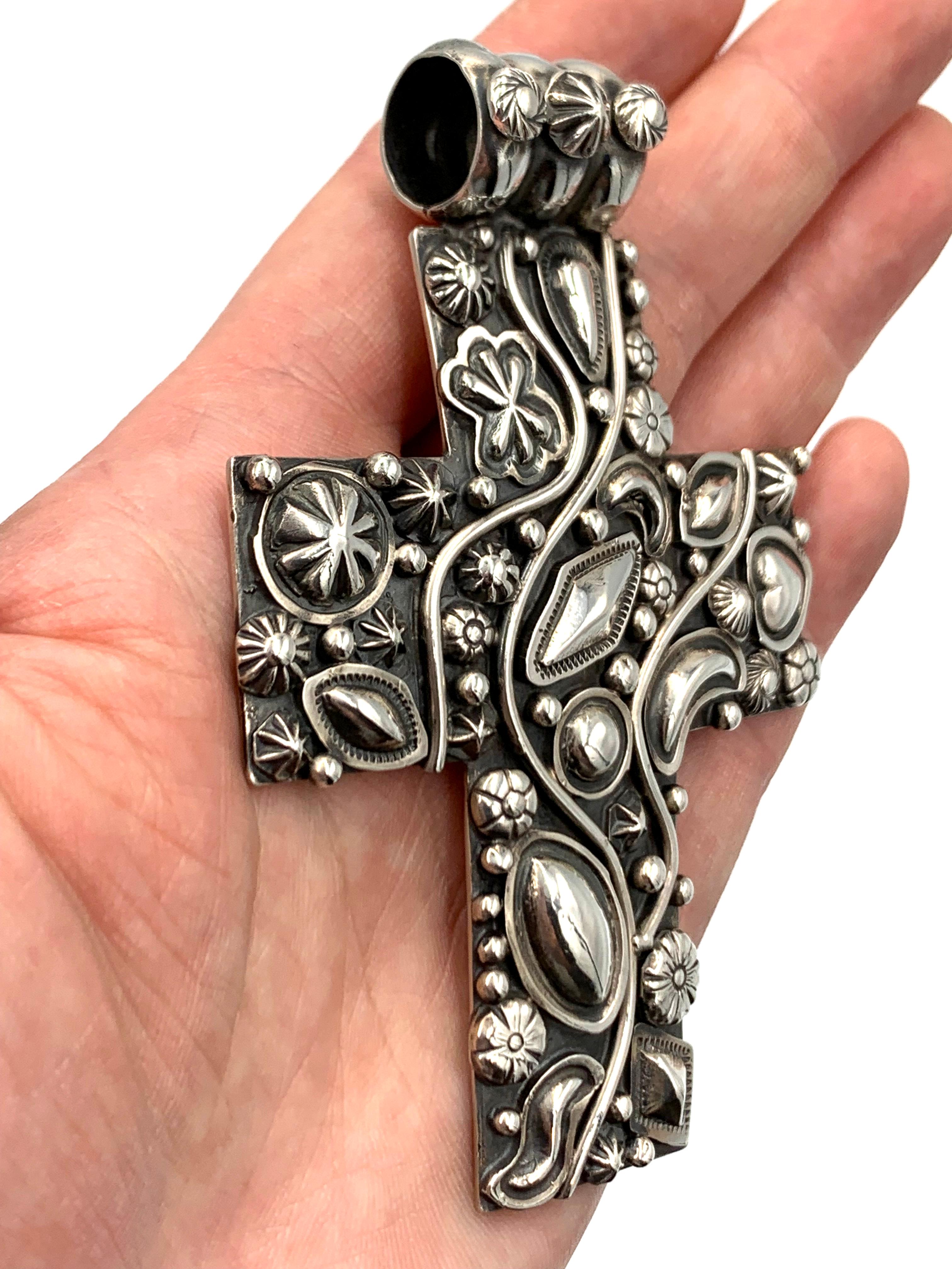 Ciondolo a forma di croce sovrapposta in argento Sterling di Ronnie Willie in vendita 6