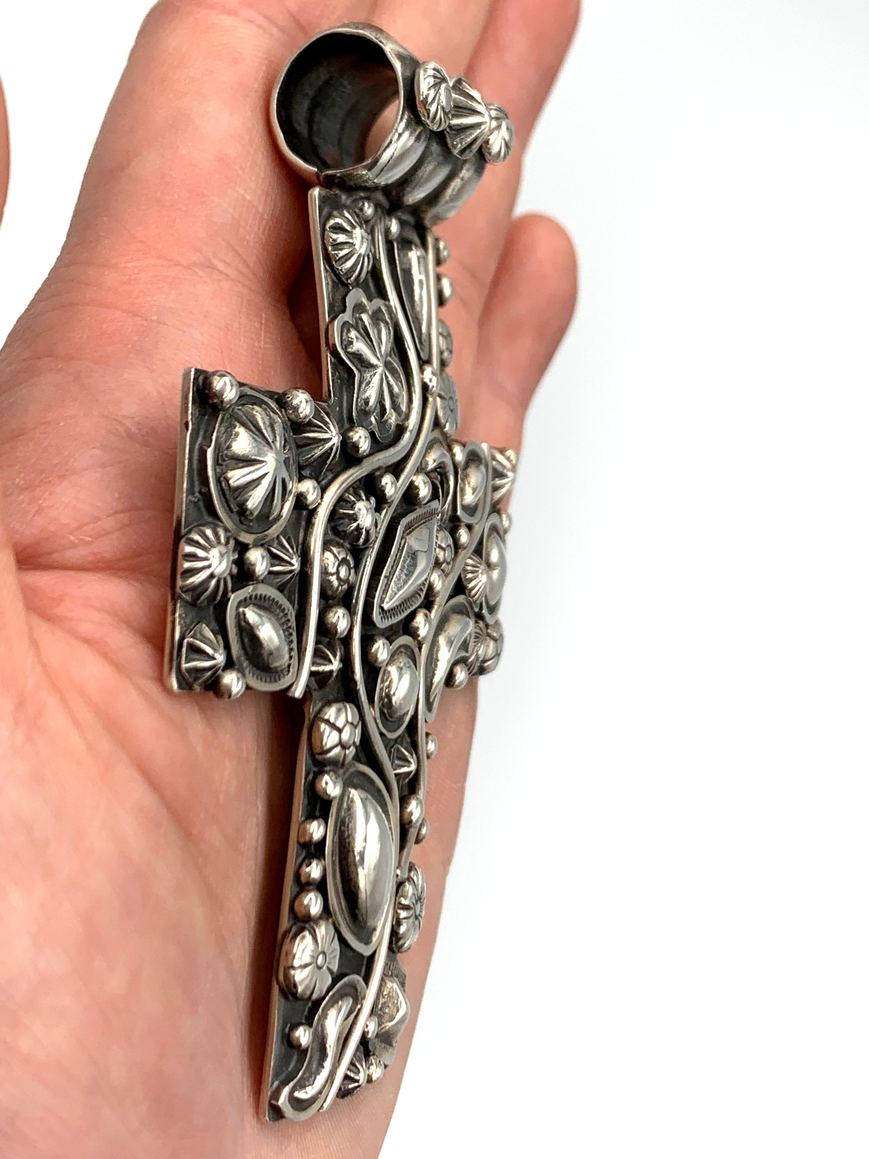 Ciondolo a forma di croce sovrapposta in argento Sterling di Ronnie Willie in vendita 7