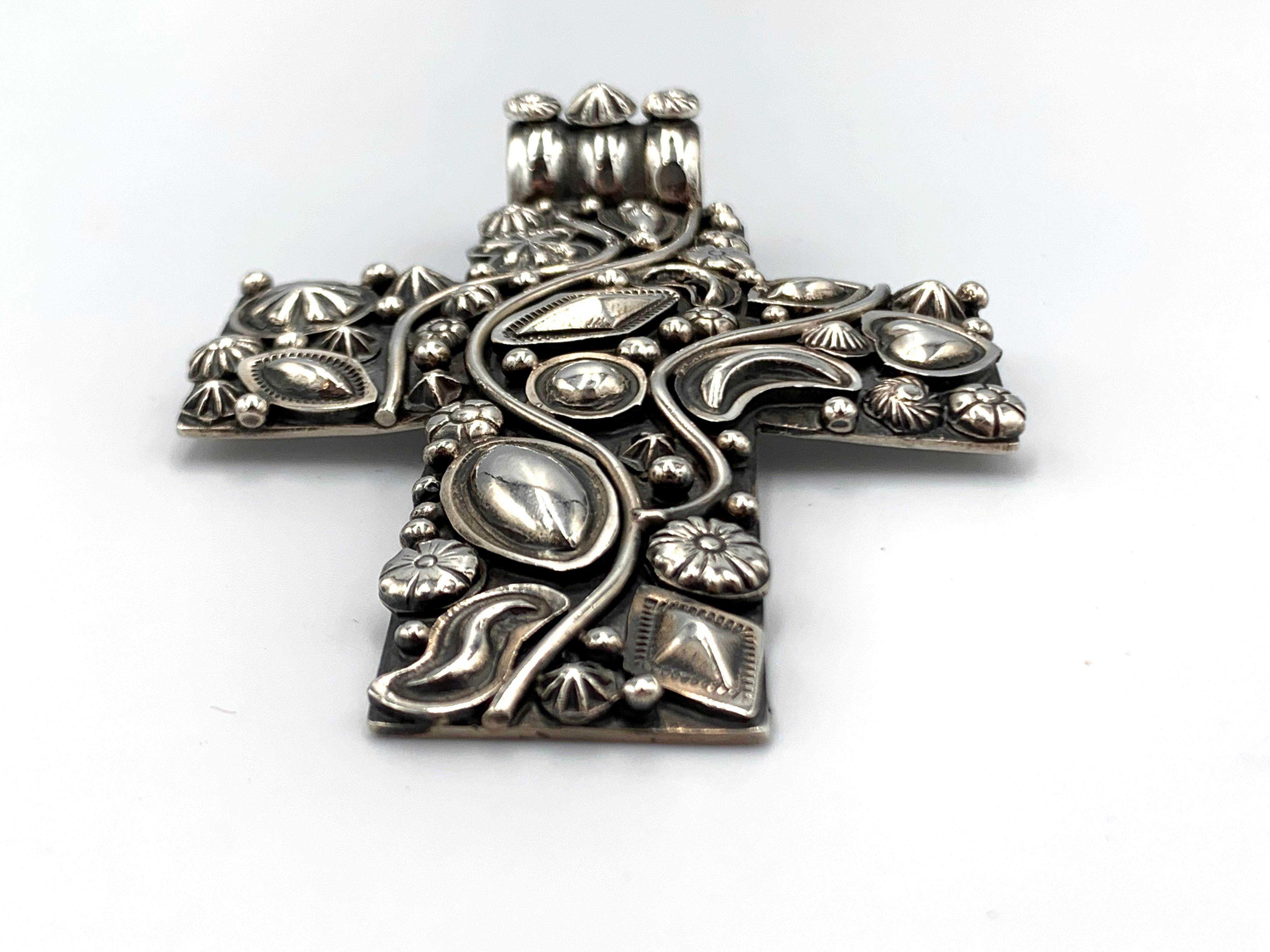 Nativo americano Ciondolo a forma di croce sovrapposta in argento Sterling di Ronnie Willie in vendita