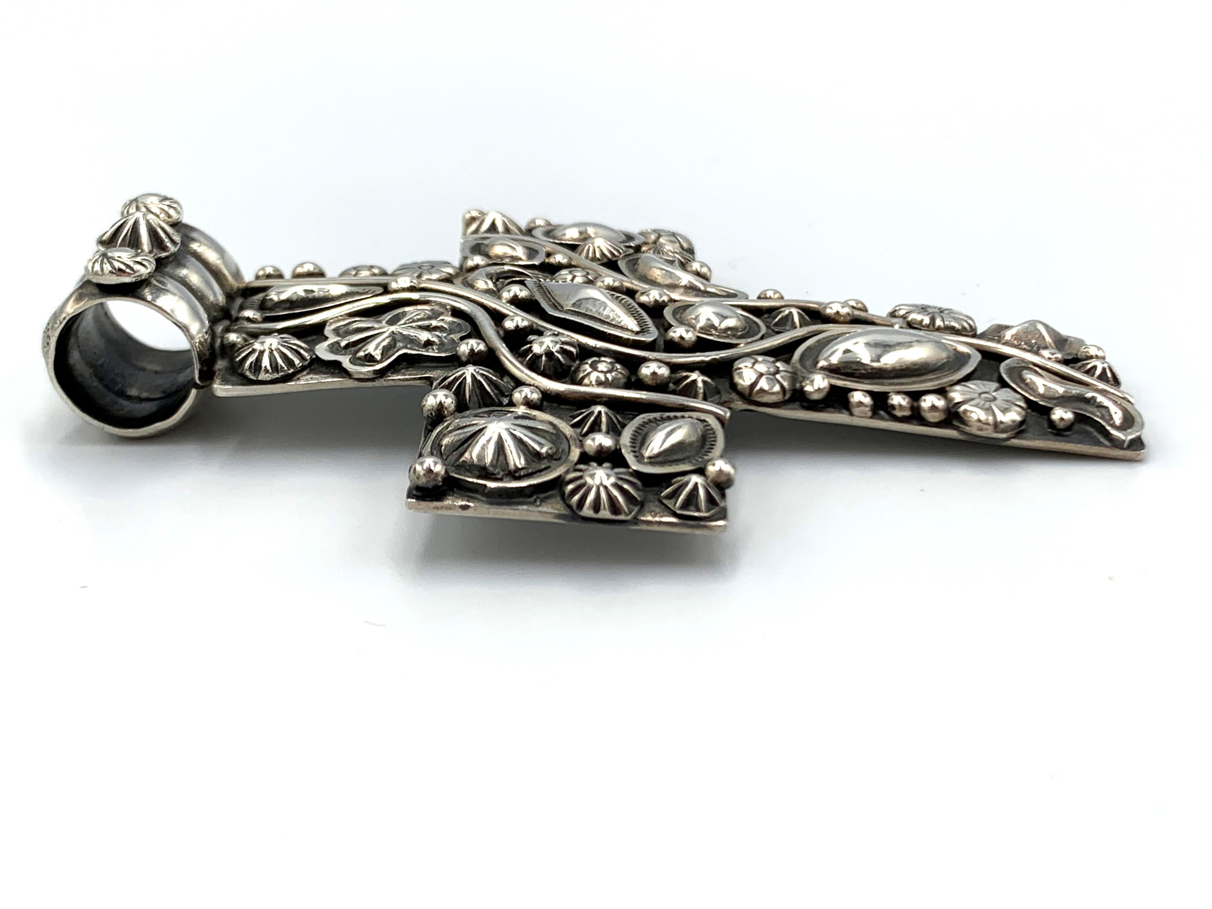 Ciondolo a forma di croce sovrapposta in argento Sterling di Ronnie Willie In condizioni Nuovo in vendita a Scottsdale, AZ
