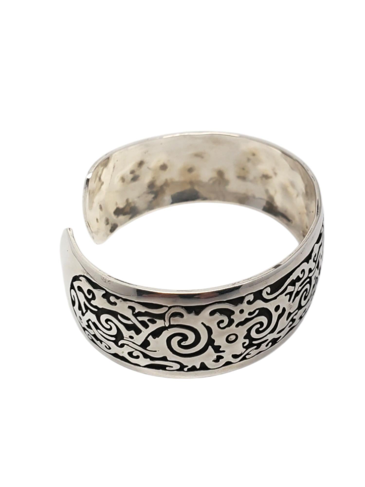 Bracciale in argento sterling ossidato con filigrana ritagliata -

Questo bracciale vintage pesante presenta un design a filigrana in argento sterling ossidato e lucidato.

Dimensioni: 7,5 pollici di circonferenza interna
Larghezza circa