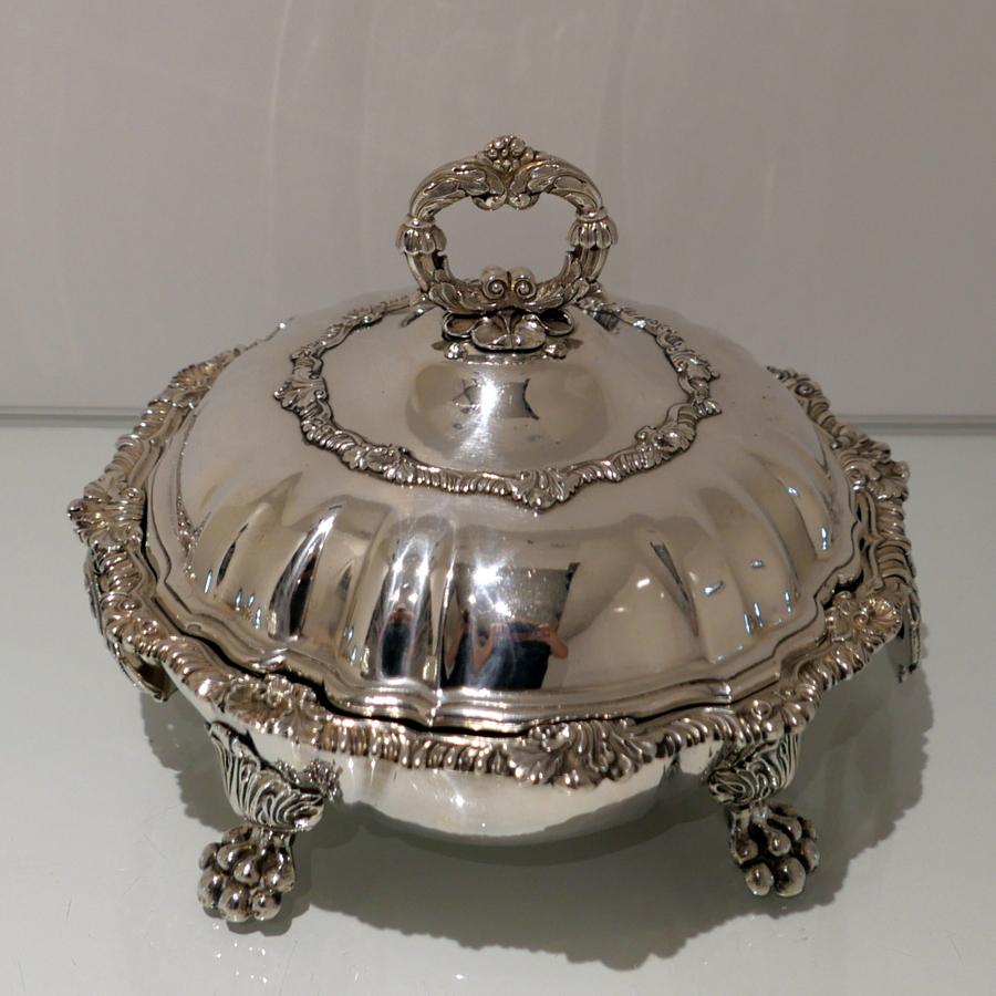 Une paire de plats circulaires de la fin de l'époque géorgienne, décorés de coquillages et de bordures à godrons et reposant sur des chauffe-plats de Sheffield, d'une qualité exceptionnelle. Le couvercle bombé est doté de nervures inférieures pour
