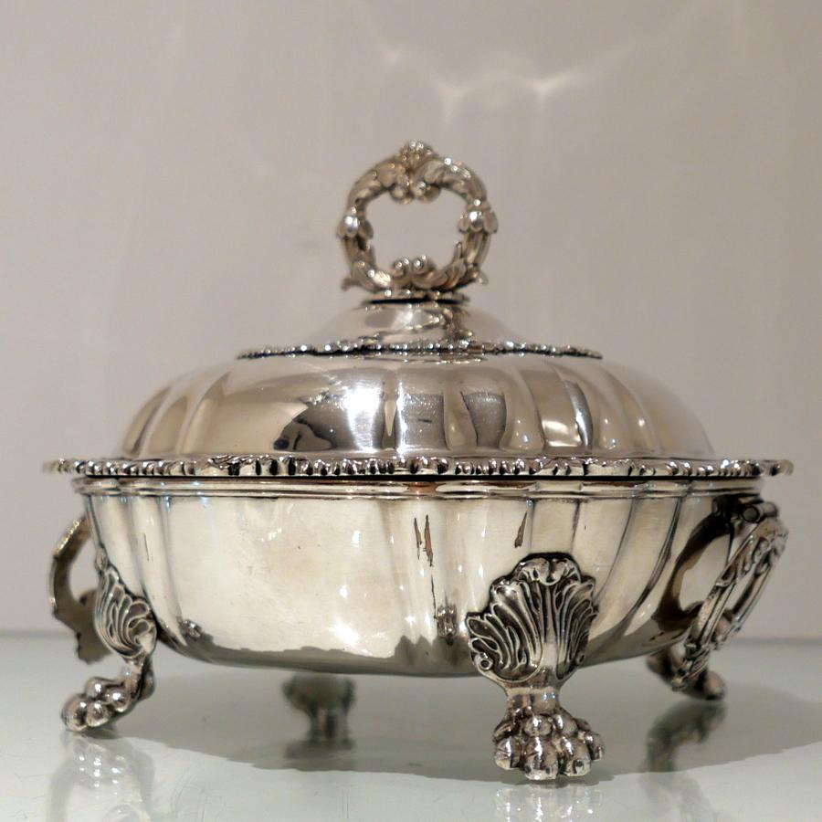 George IV Paire de plats à dîner en argent sterling sur armoires de Londres de Sebastian Crespell II, 1822 en vente