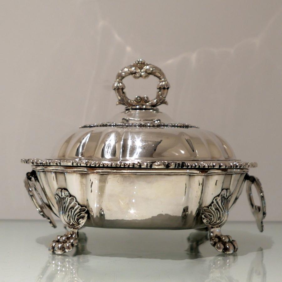 Britannique Paire de plats à dîner en argent sterling sur armoires de Londres de Sebastian Crespell II, 1822 en vente