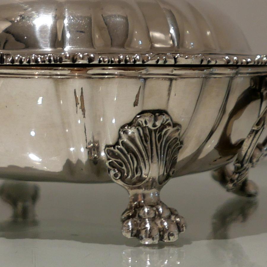 Début du XIXe siècle Paire de plats à dîner en argent sterling sur armoires de Londres de Sebastian Crespell II, 1822 en vente