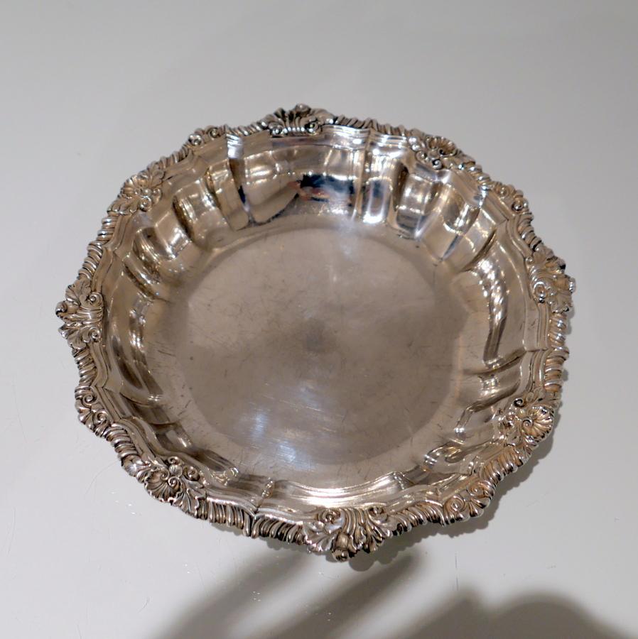 Argent sterling Paire de plats à dîner en argent sterling sur armoires de Londres de Sebastian Crespell II, 1822 en vente
