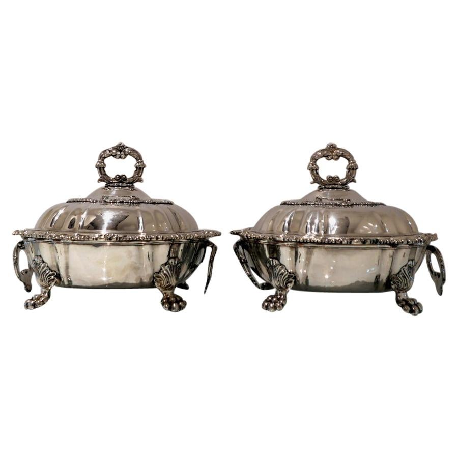 Paire de plats à dîner en argent sterling sur armoires de Londres de Sebastian Crespell II, 1822 en vente
