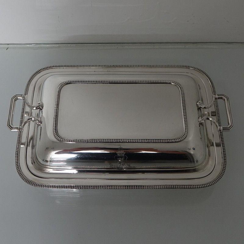 Sterling Silver Pair of Entrée Dishes Sheffield 1932 Roberts & Belk In Excellent Condition For Sale In 53-64 Chancery Lane, London