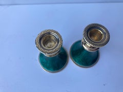Pareja de candeleros de plata de ley dorada y esmaltada en verde guilloché marcados 925.