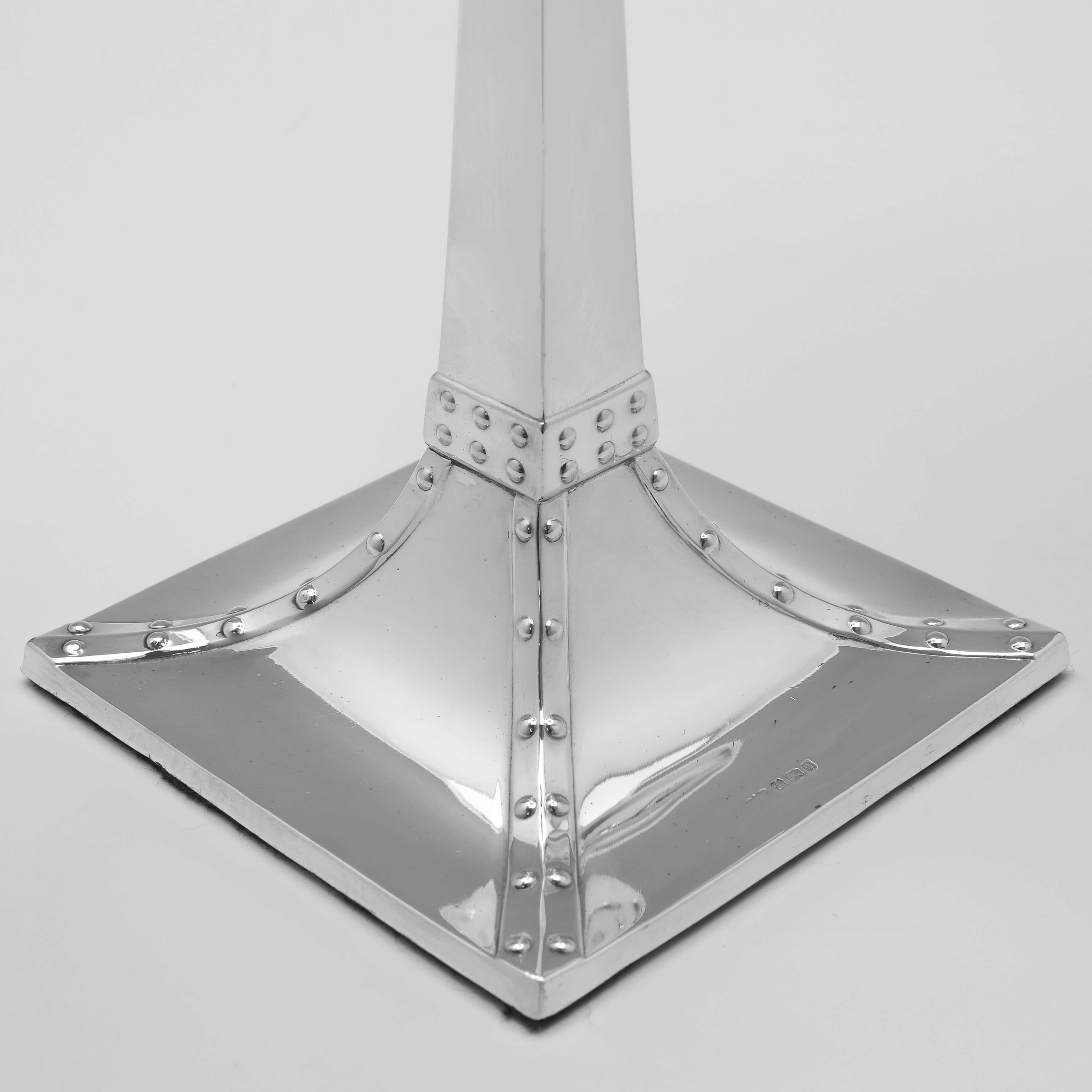 Diseño de remaches - Raro candelabro antiguo de plata de ley - J. Dixon 1908/09 en Bueno estado para la venta en London, London