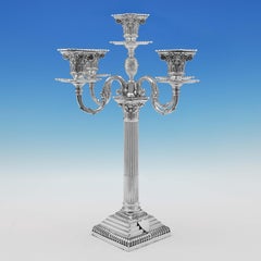 Pareja de candelabros "corintios" de plata de ley antigua, 1896, Carrington & Co