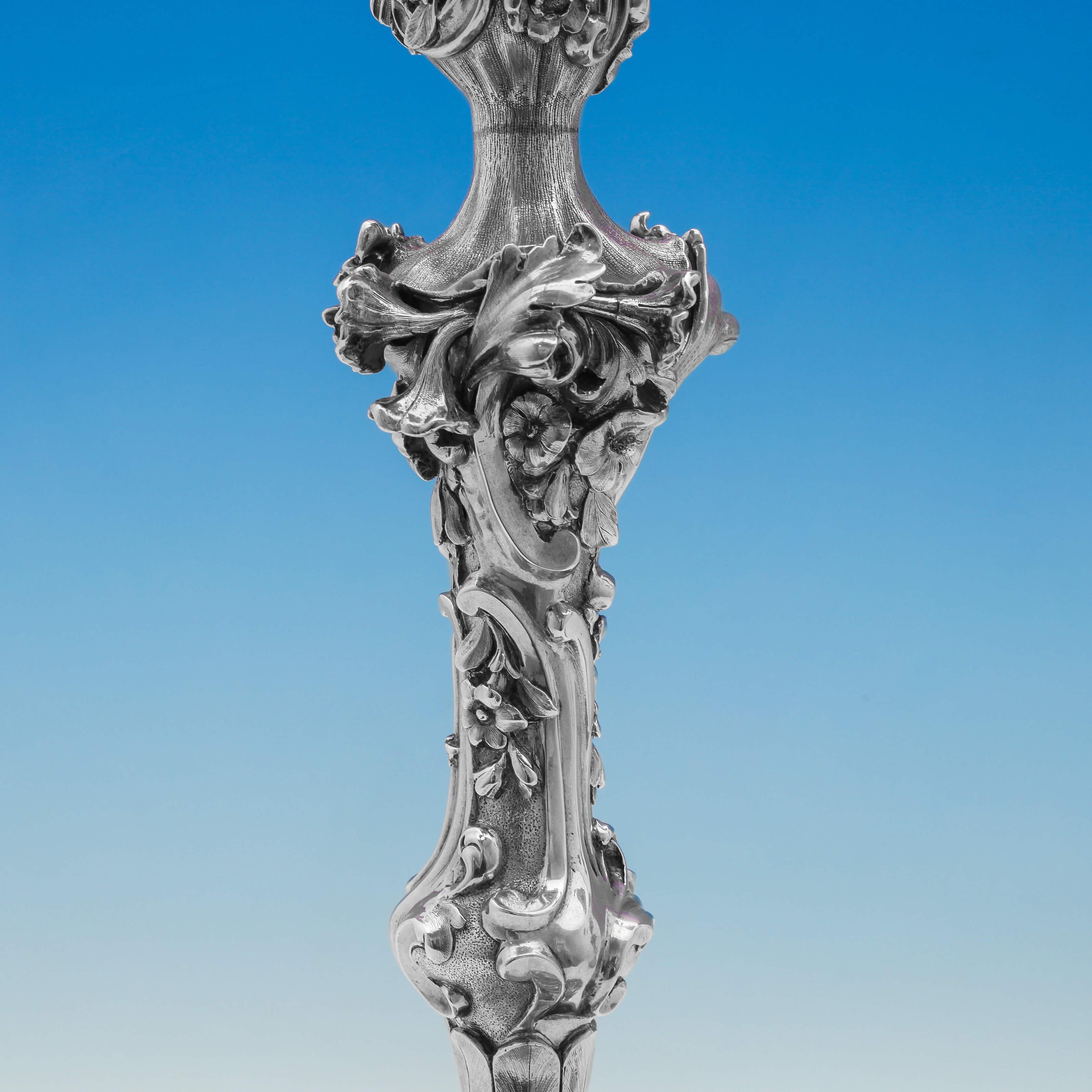 Anglais Superbe paire de candélabres en argent sterling de conception rococo - Hennell London 1870 en vente