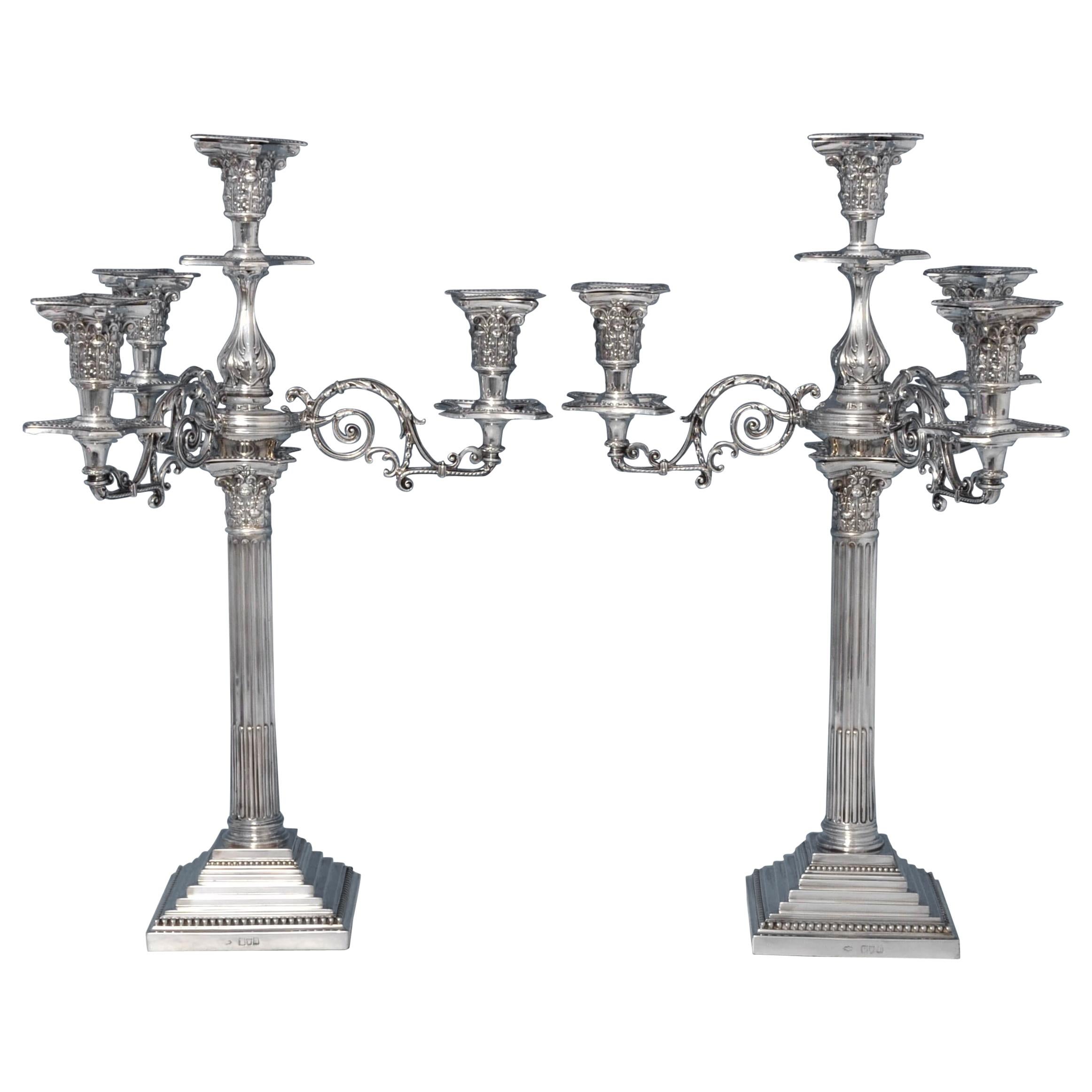 Paire de candélabres anciens de colonne corinthienne à quatre lumières en argent sterling  en vente