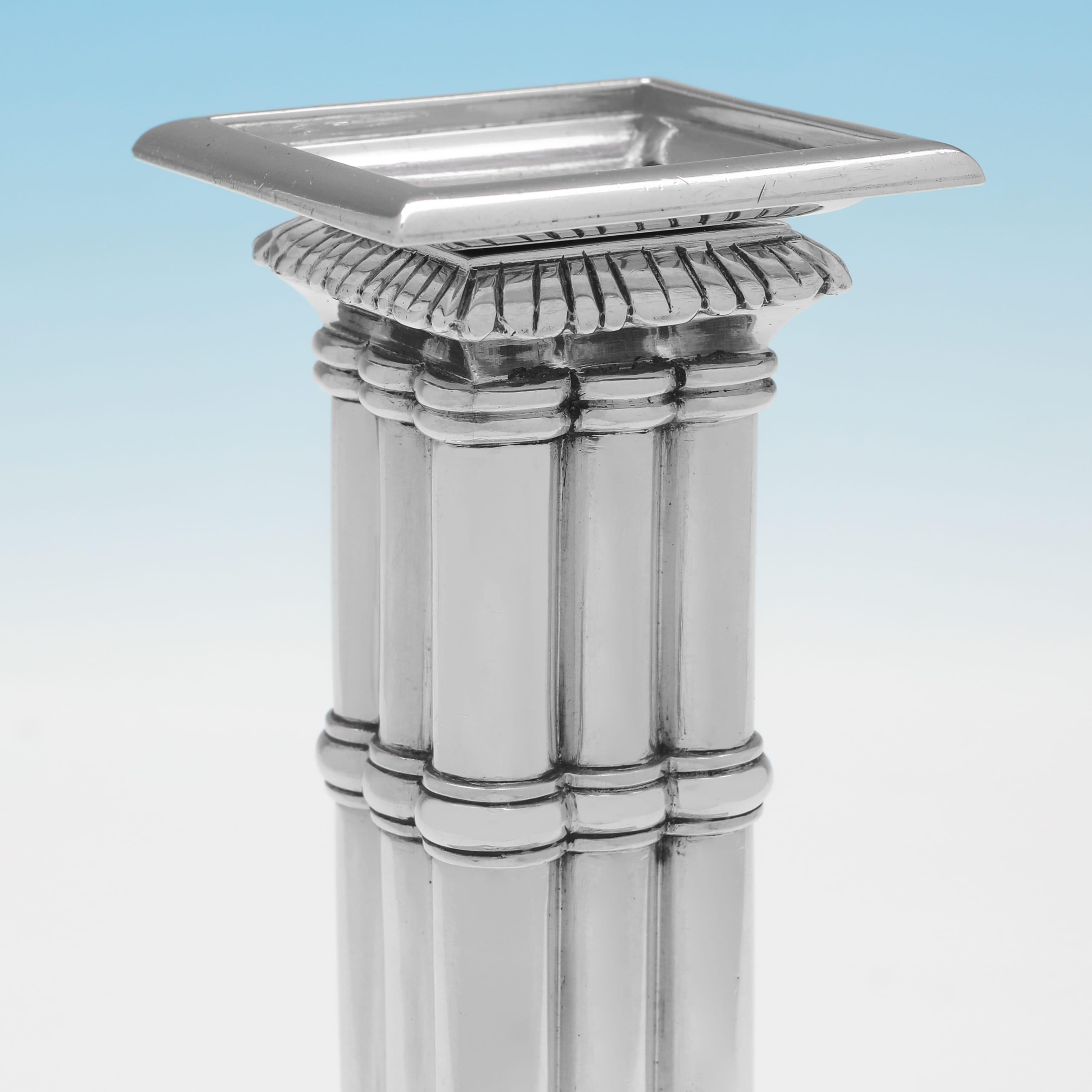 Inglese Coppia di candelieri in argento sterling in stile Charles II - Londra 1903 in vendita