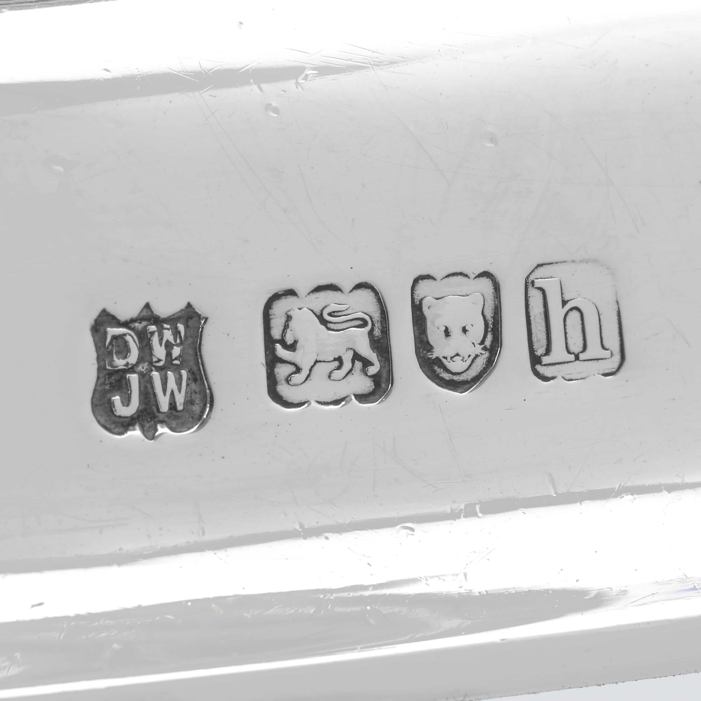 Inizio XX secolo Coppia di candelieri in argento sterling in stile Charles II - Londra 1903 in vendita