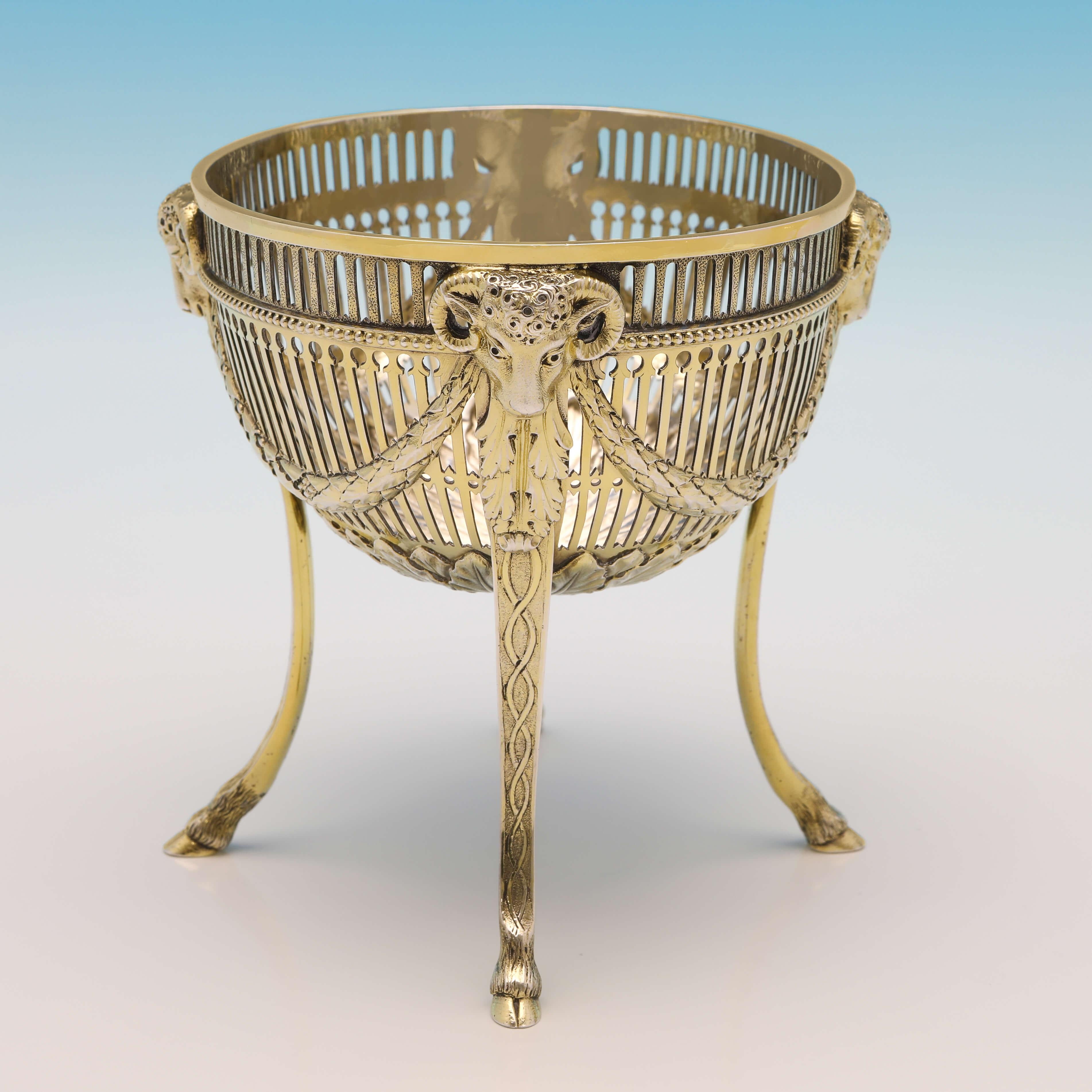 Pareja de platos antiguos de plata de ley dorada de renacimiento neoclásico, Londres, 1880 Renacimiento neoclásico en venta