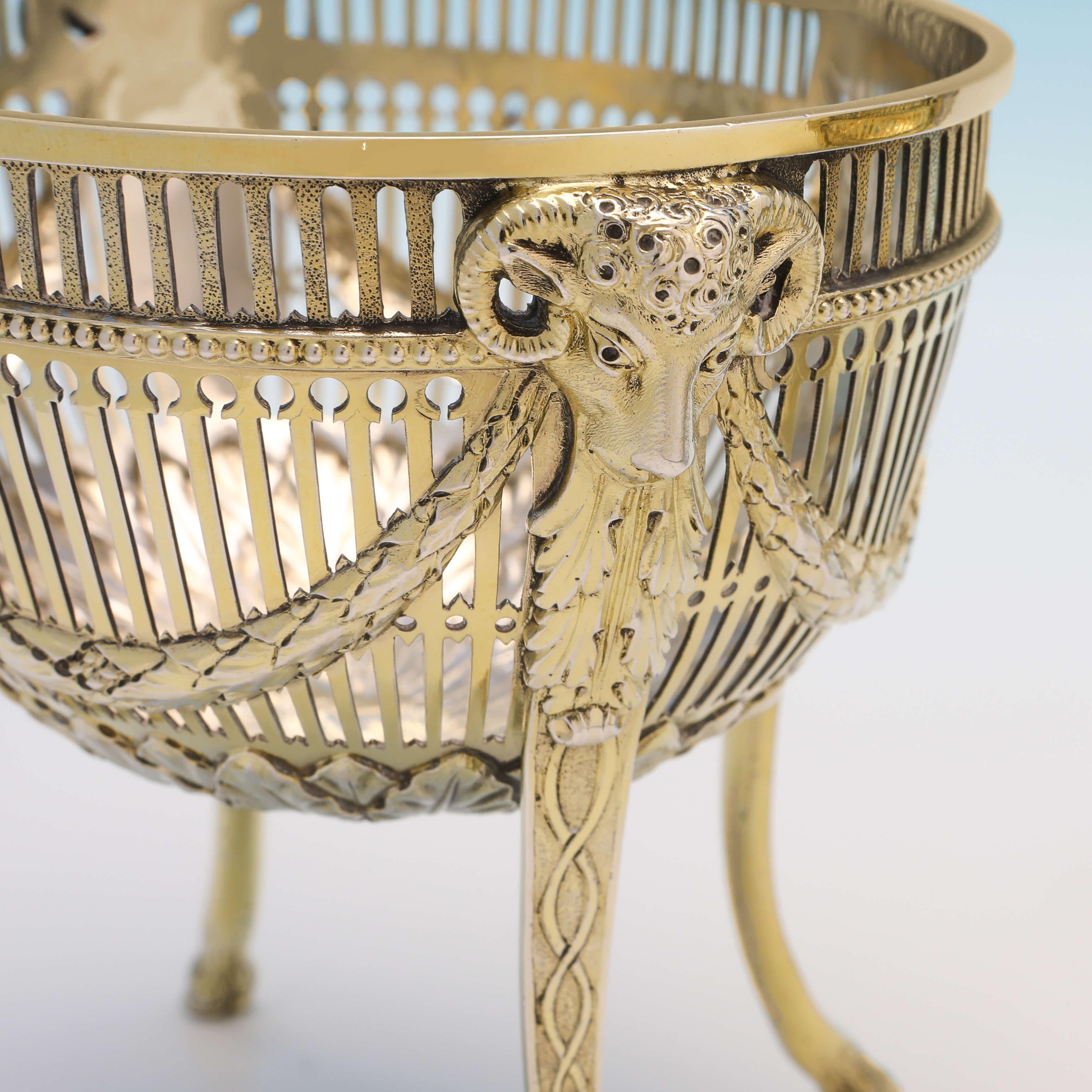 Pareja de platos antiguos de plata de ley dorada de renacimiento neoclásico, Londres, 1880 Inglés en venta