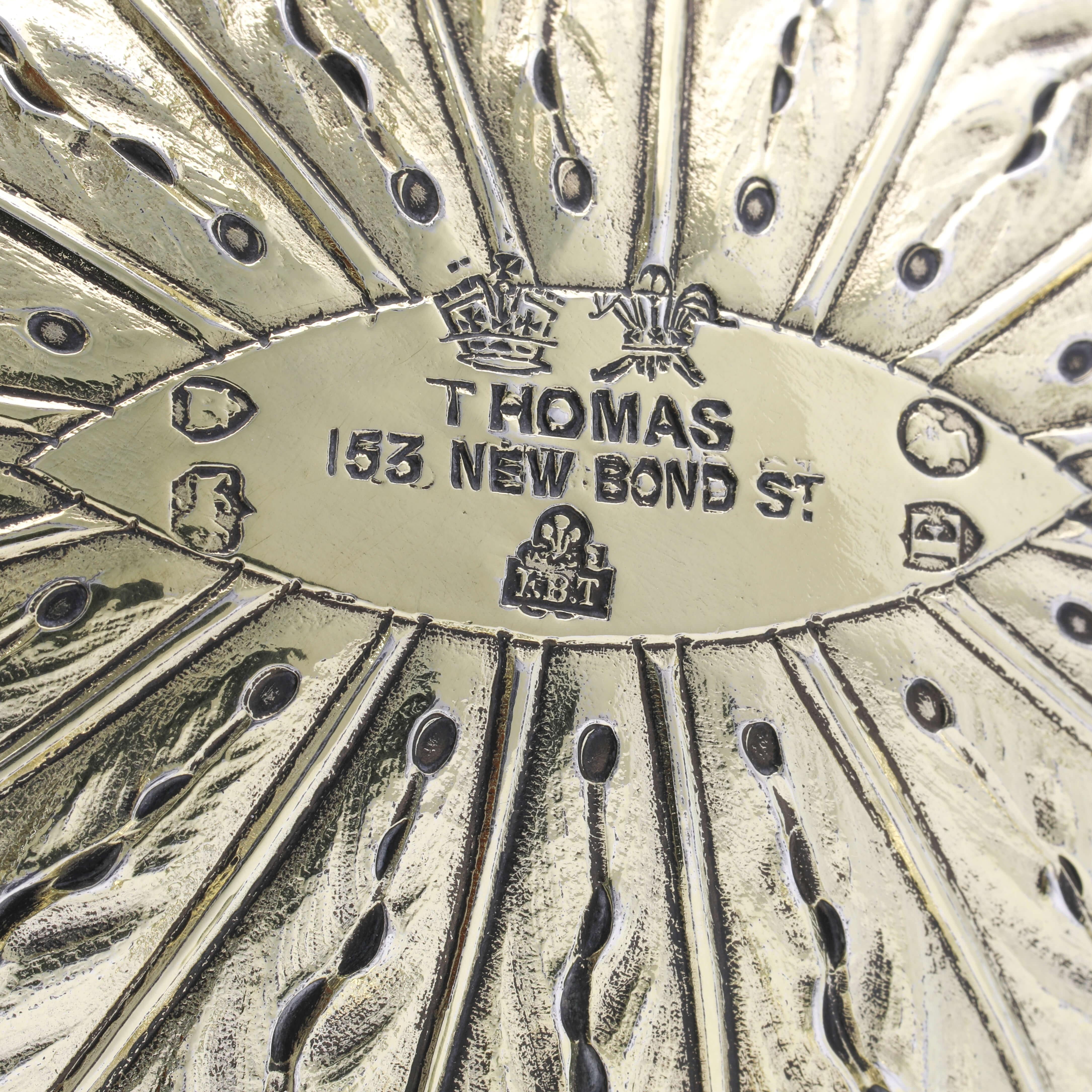 Pareja de platos antiguos de plata de ley dorada de renacimiento neoclásico, Londres, 1880 en Bueno estado para la venta en London, London