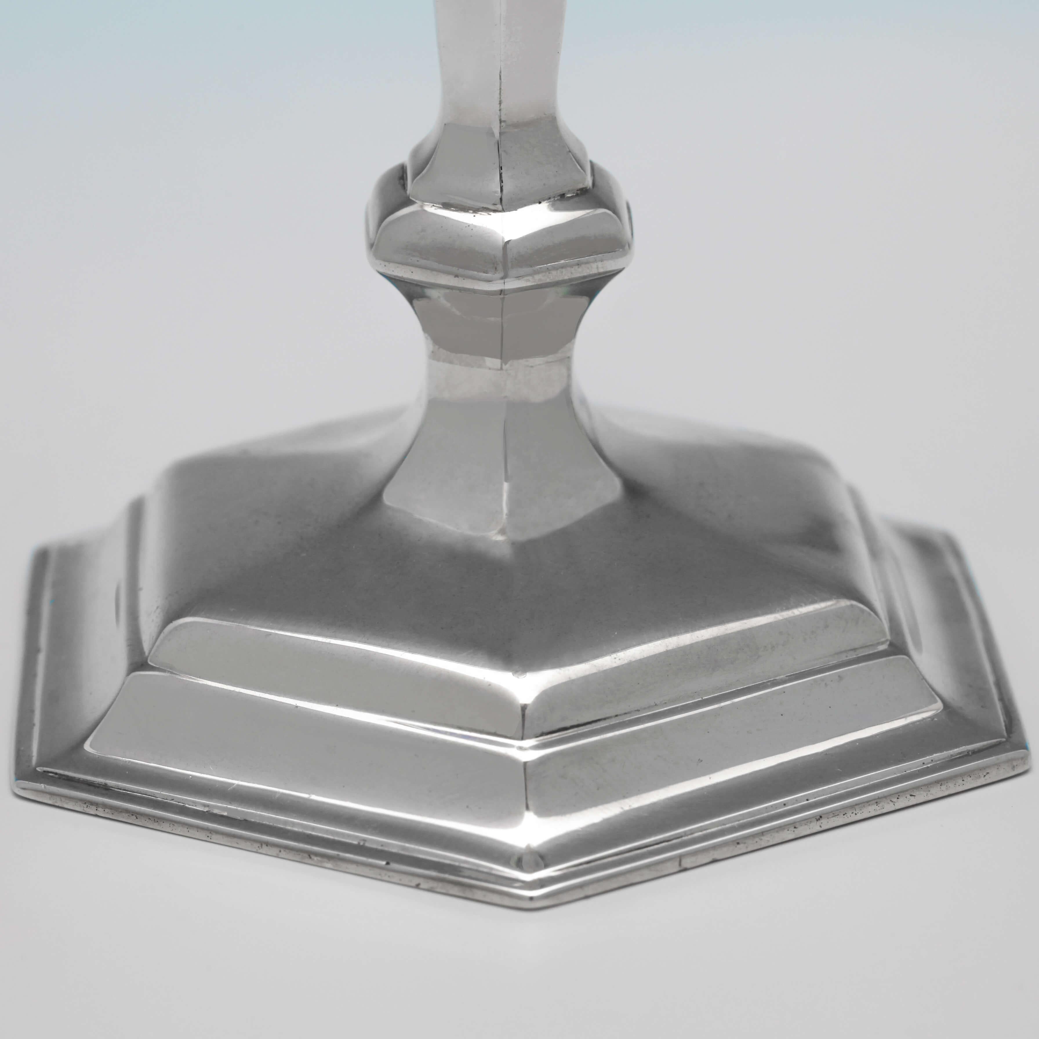 Pareja de candelabros hexagonales victorianos antiguos de plata de ley de 1883 Inglés en venta