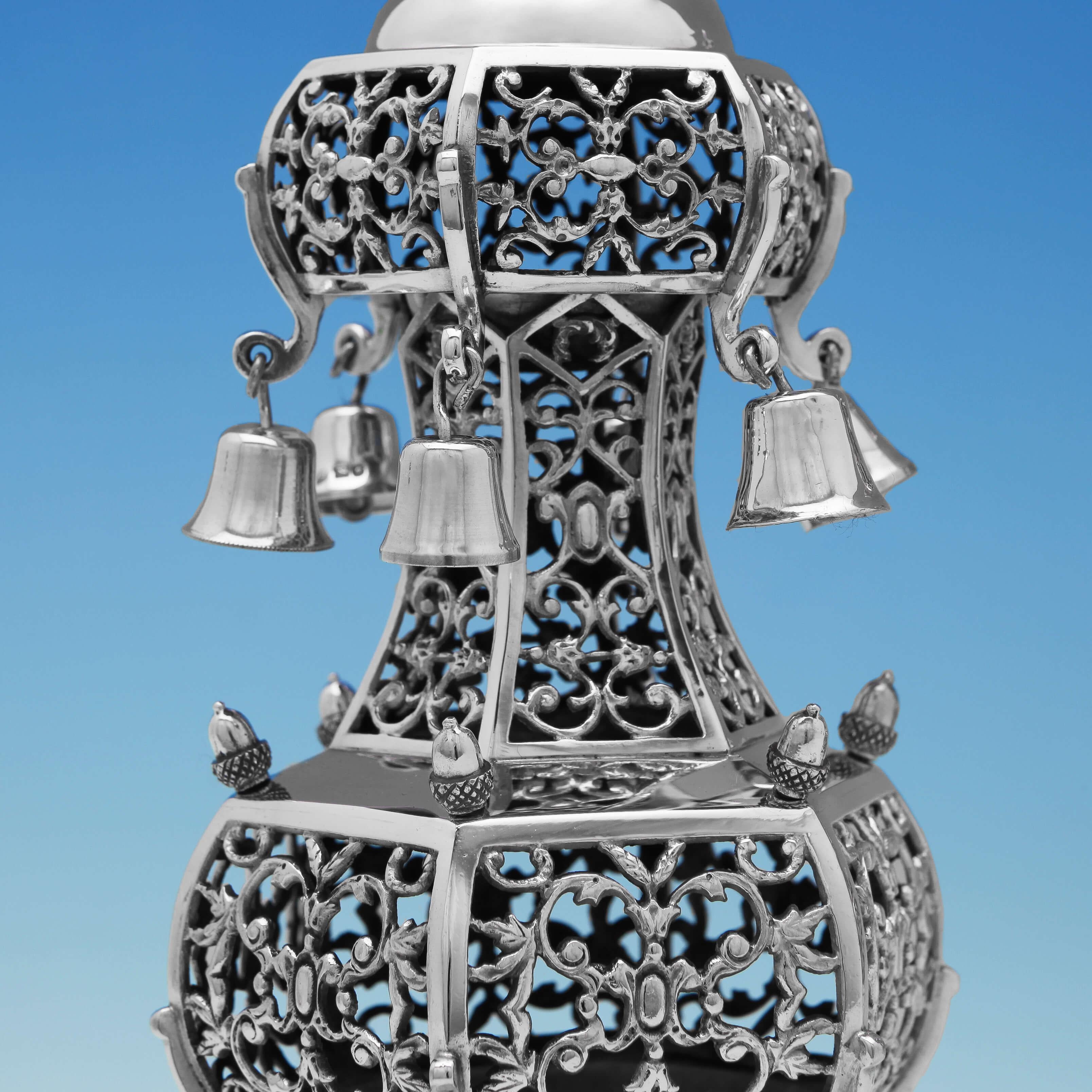 Poinçonnée à Londres en 1922 par Arthur Bowe sous le nom de Noble & Co, cette jolie paire de Rimonim en argent sterling de style George V est ornée d'un treillis sur tout le corps, de cloches et de glands attachés, et de terminaux en forme de