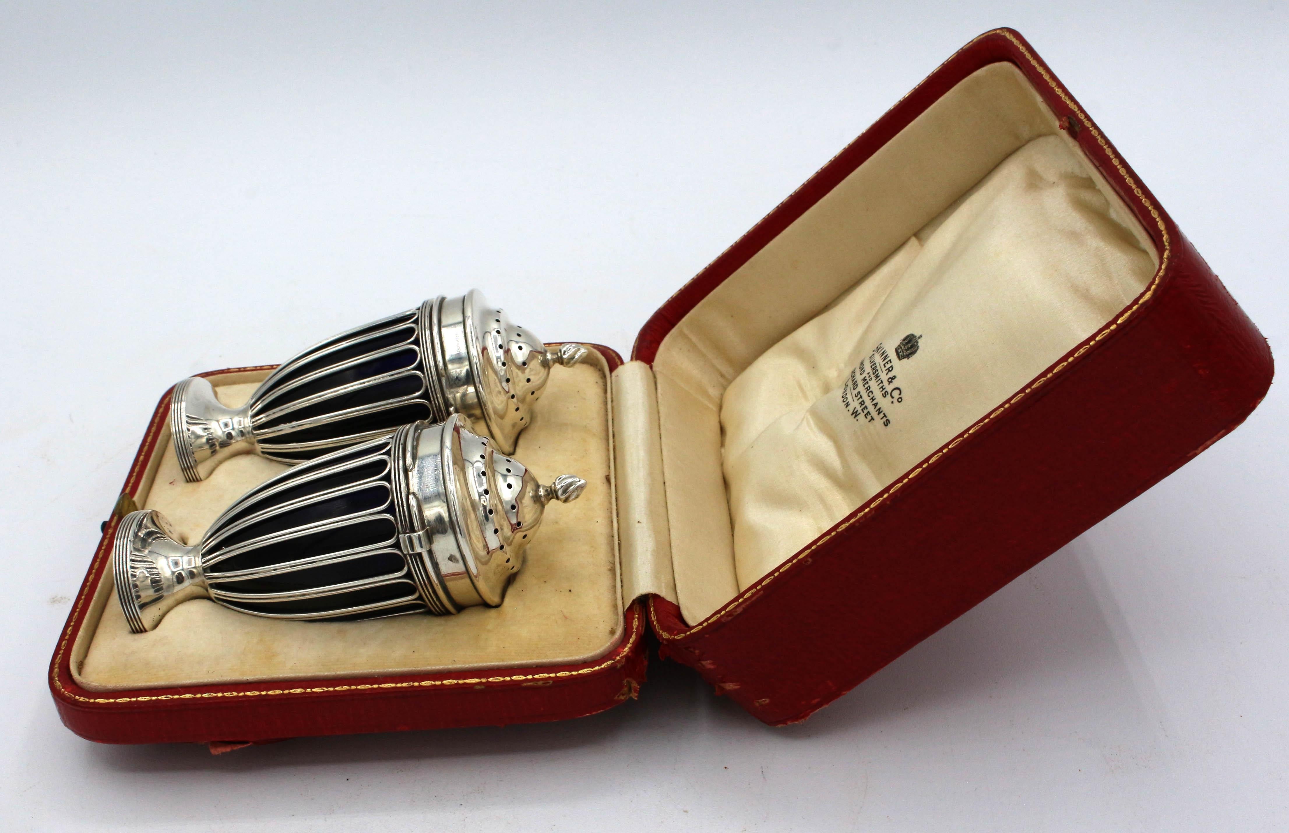 Neoclassical Sterling Silver Pair of Salt & Pepper Casters, London, 1910 For Sale