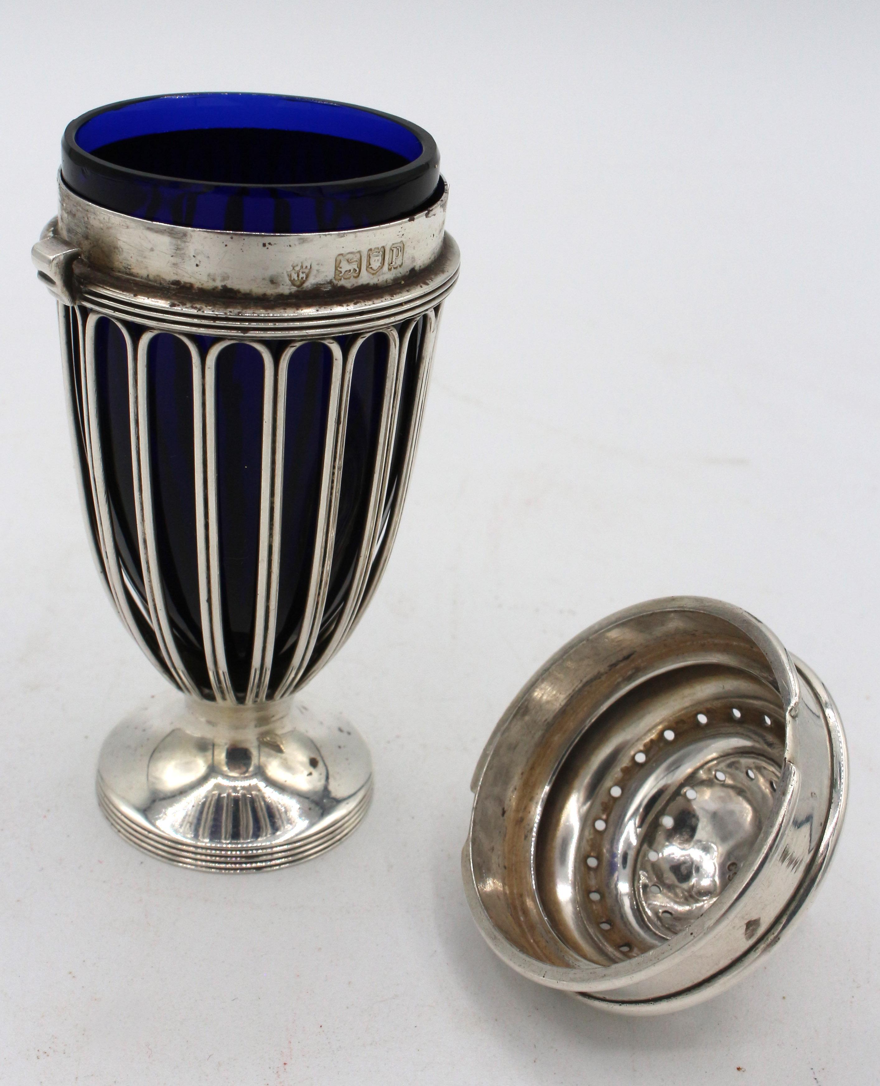 Sterling Silver Pair of Salt & Pepper Casters, London, 1910 In Good Condition For Sale In Chapel Hill, NC