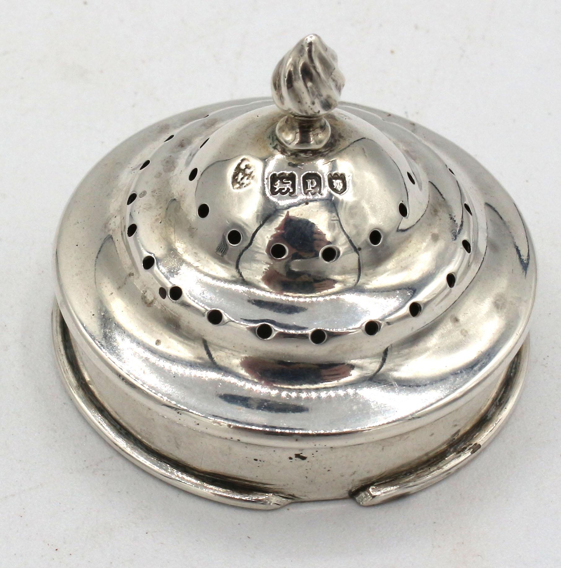Sterling Silver Pair of Salt & Pepper Casters, London, 1910 For Sale 2
