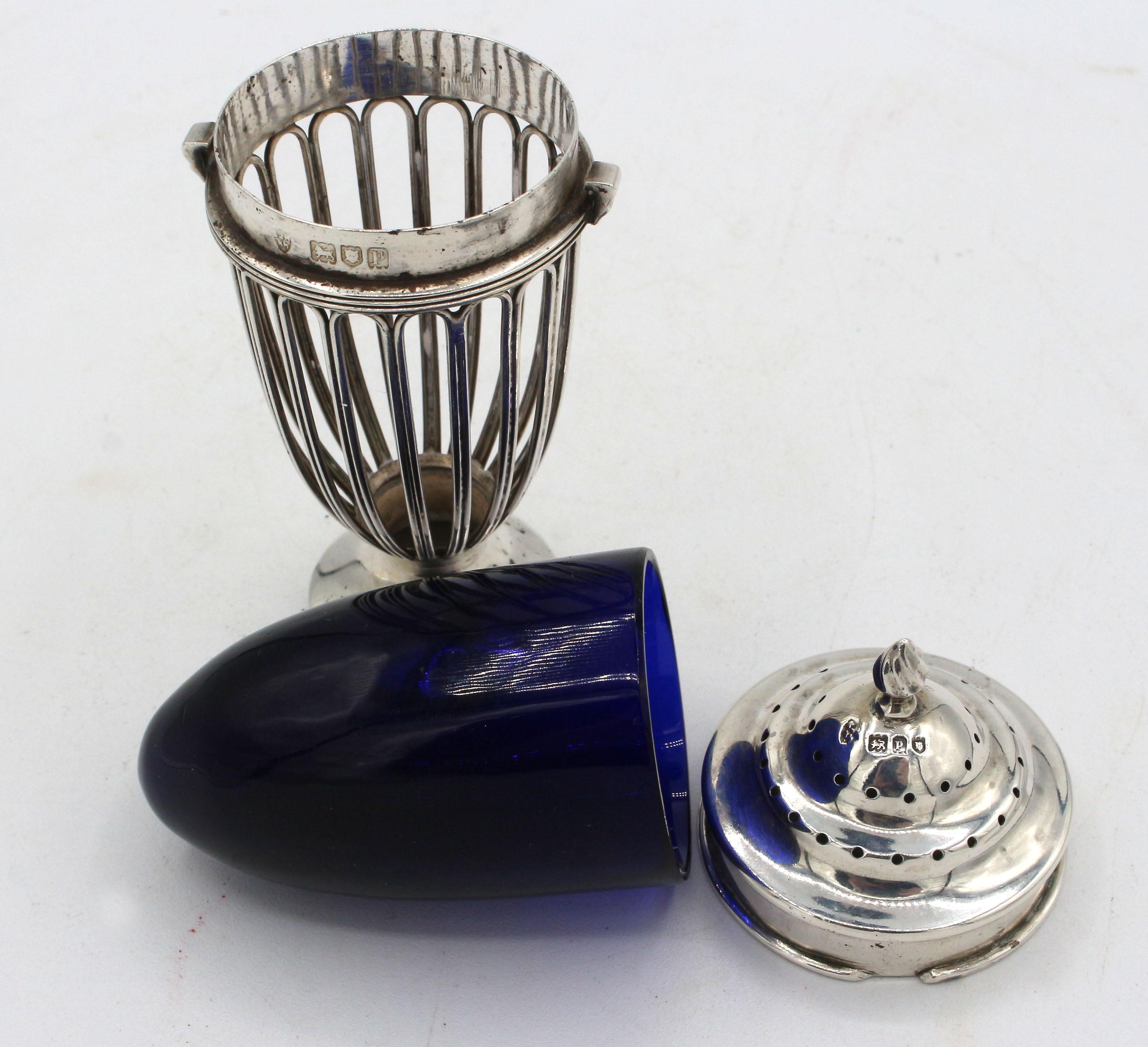 Sterling Silver Pair of Salt & Pepper Casters, London, 1910 For Sale 3