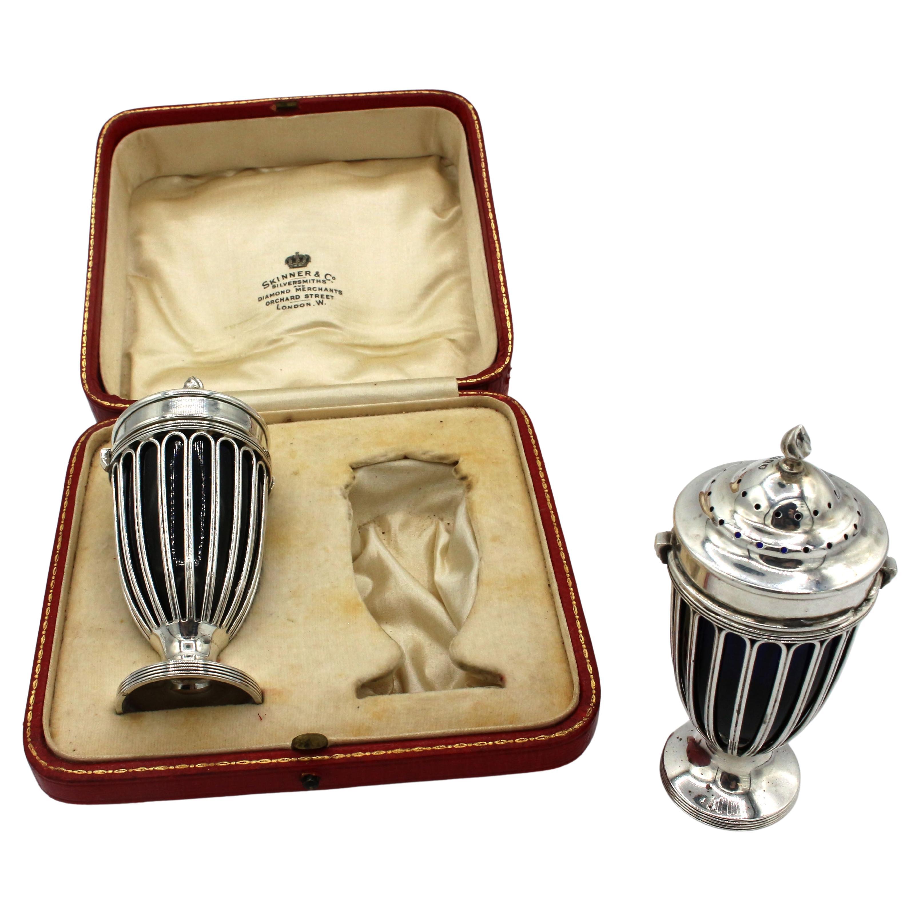 Paire de moules à sel et à poivre en argent sterling, Londres, 1910 en vente