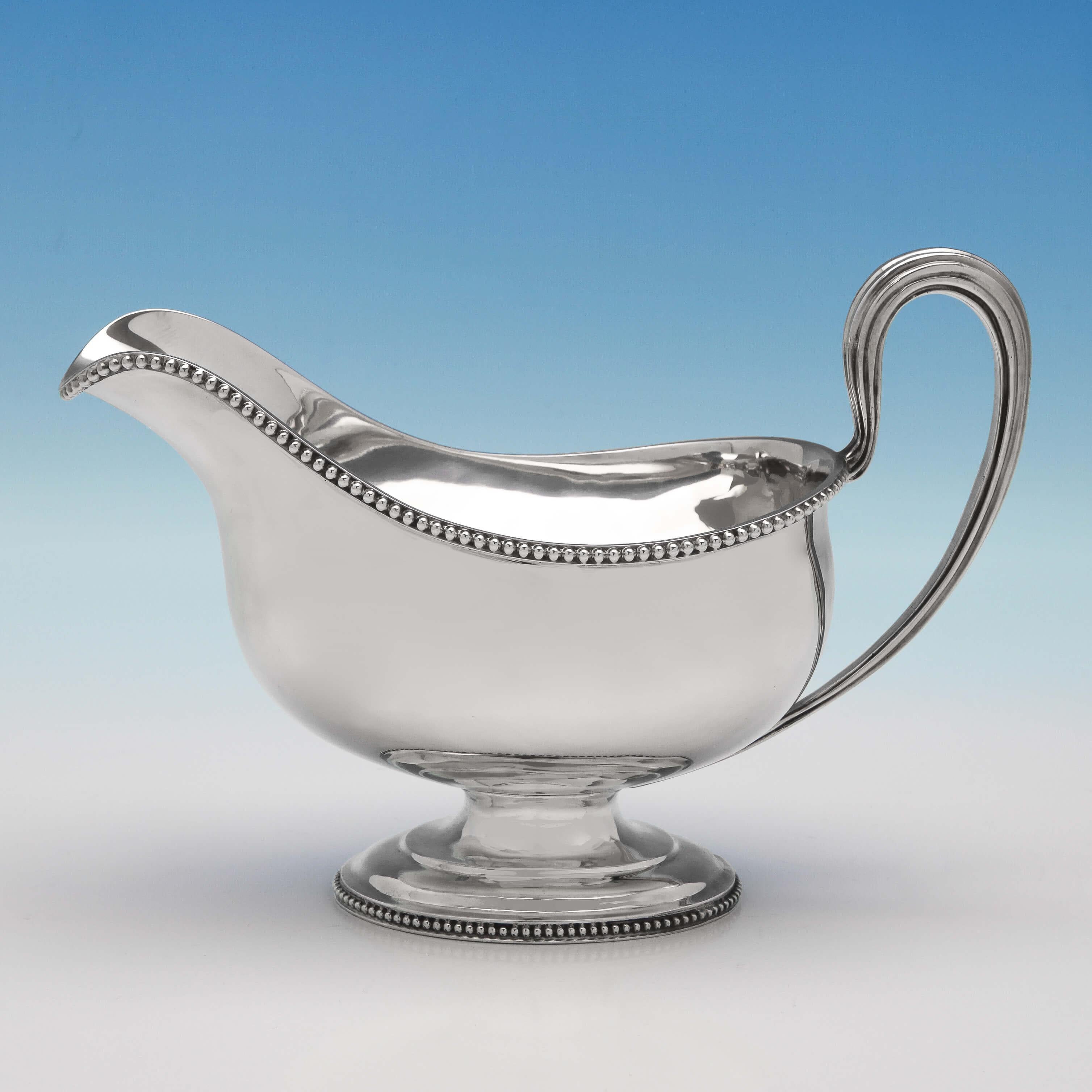 Marchiata a Londra nel 1910 da D. & J. Wellby, questa colossale coppia di salsiere in argento antico di epoca edoardiana ha un design elegante con bordi di perline pesanti e manici ad anello con dettagli in canna. 

Ogni salsiera misura ben 9,5