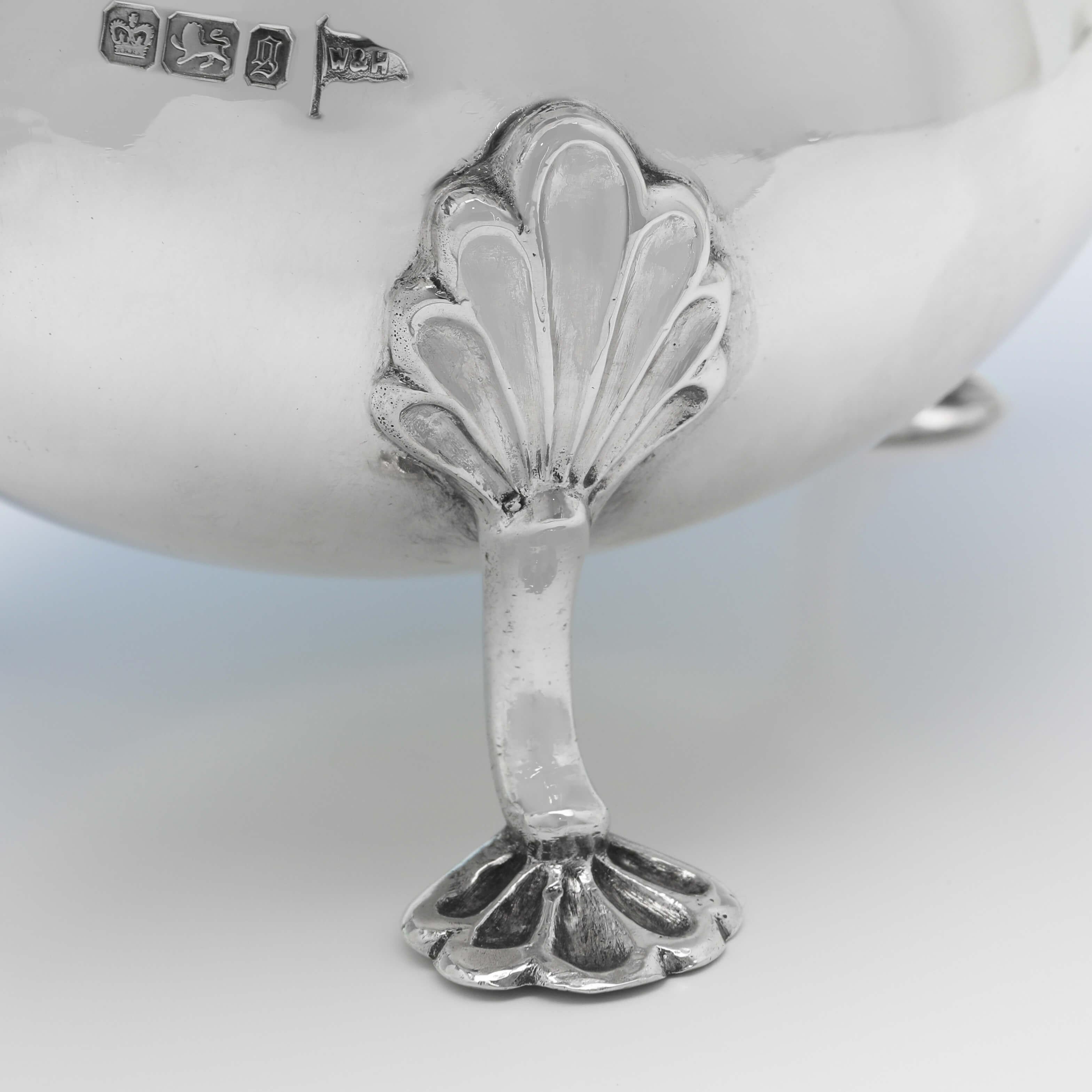 Victorian Pair of Sterling Silver Sauce Boats, Sheffield 1899, Walker & Hall In Good Condition In London, London