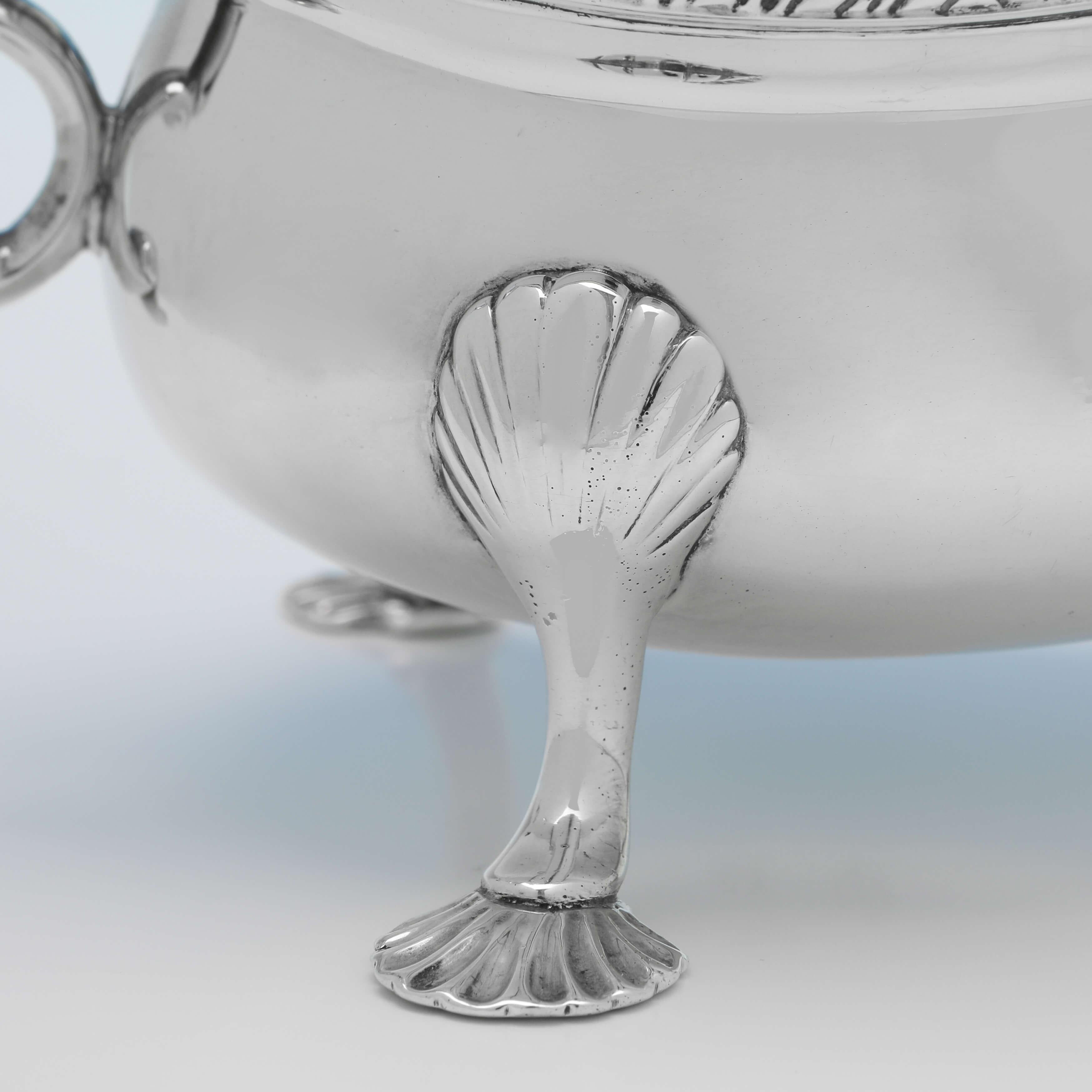 Late 19th Century Victorian Sterling Silver Pair of Sauce Boats, London 1896, Lambert & Co. For Sale