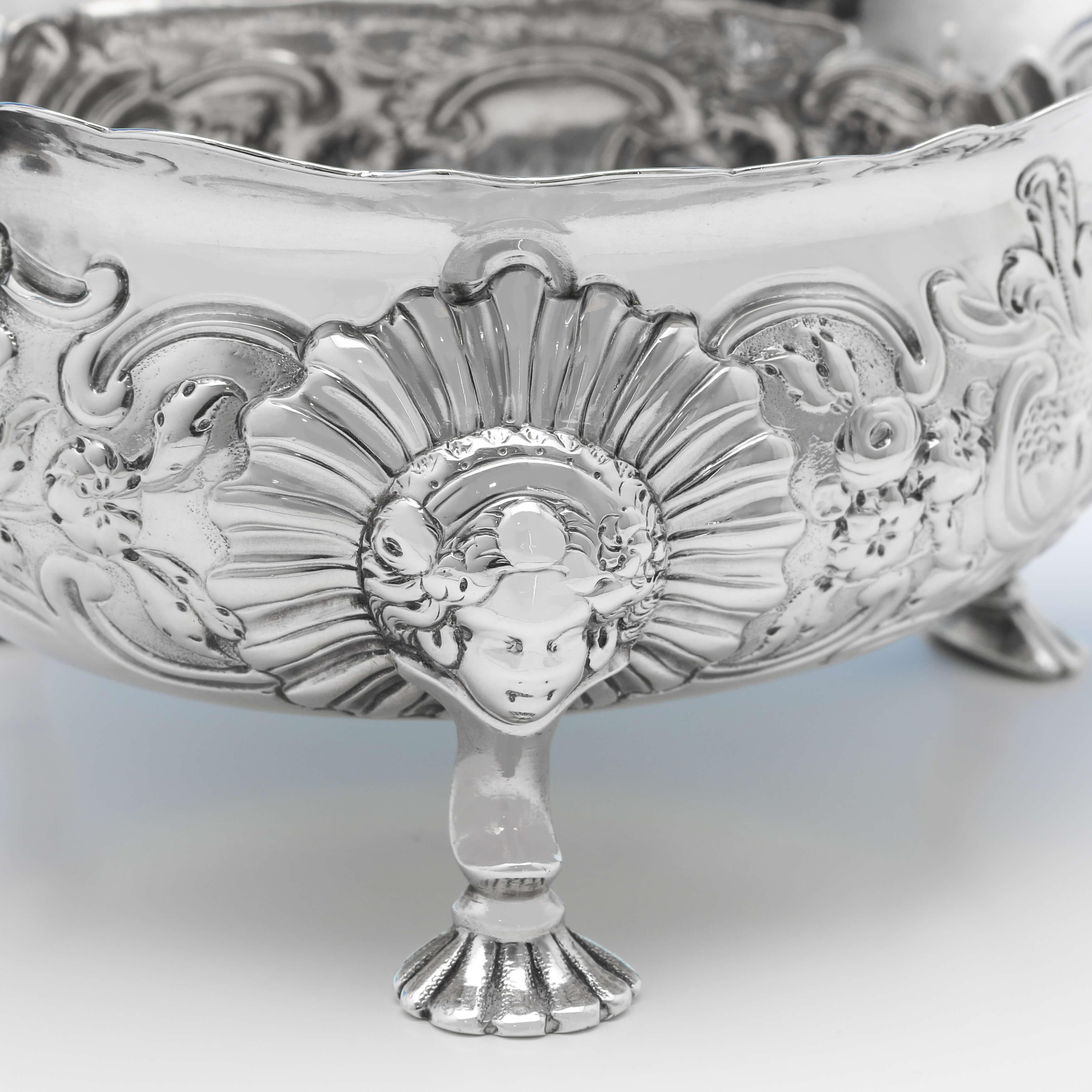 Mid-18th Century Rococo Period Antique Sterling Silver Pair of Sauce Boats London 1746 R. Kersill For Sale