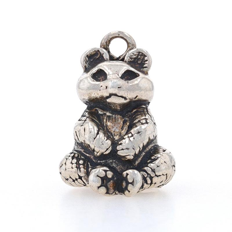 Metal Content: Sterling Silver

Theme: Panda Bear, Sitting Animal
Features: Smooth & Textured Finishes

Measurements

Tall (from stationary bail): 23/32
