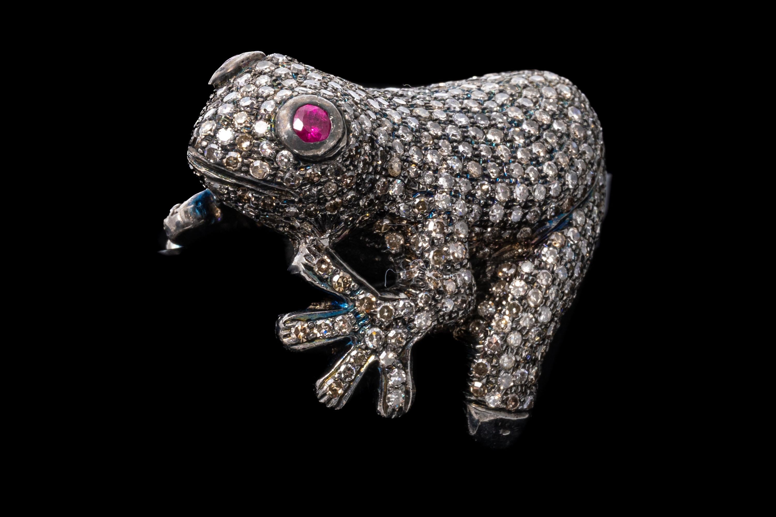 Bague en argent sterling. Cette bague spectaculaire est une grenouille figurative, entièrement sertie de diamants ronds à facettes sertis en pavé, d'environ 2,63 TCW, à l'exception de la tige de la bague, qui reste polie. Des rubis synthétiques