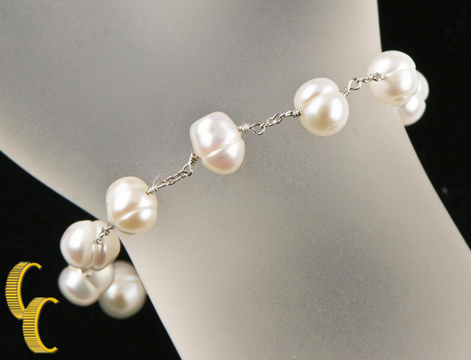 Splendido bracciale in argento sterling con filo e perle.
Presenta 11 perline barocche perlate infilate in un filo d'argento.
Lunghezza: 8 pollici
Perlina media: 8-9 mm.
Peso: 10,5 grammi.