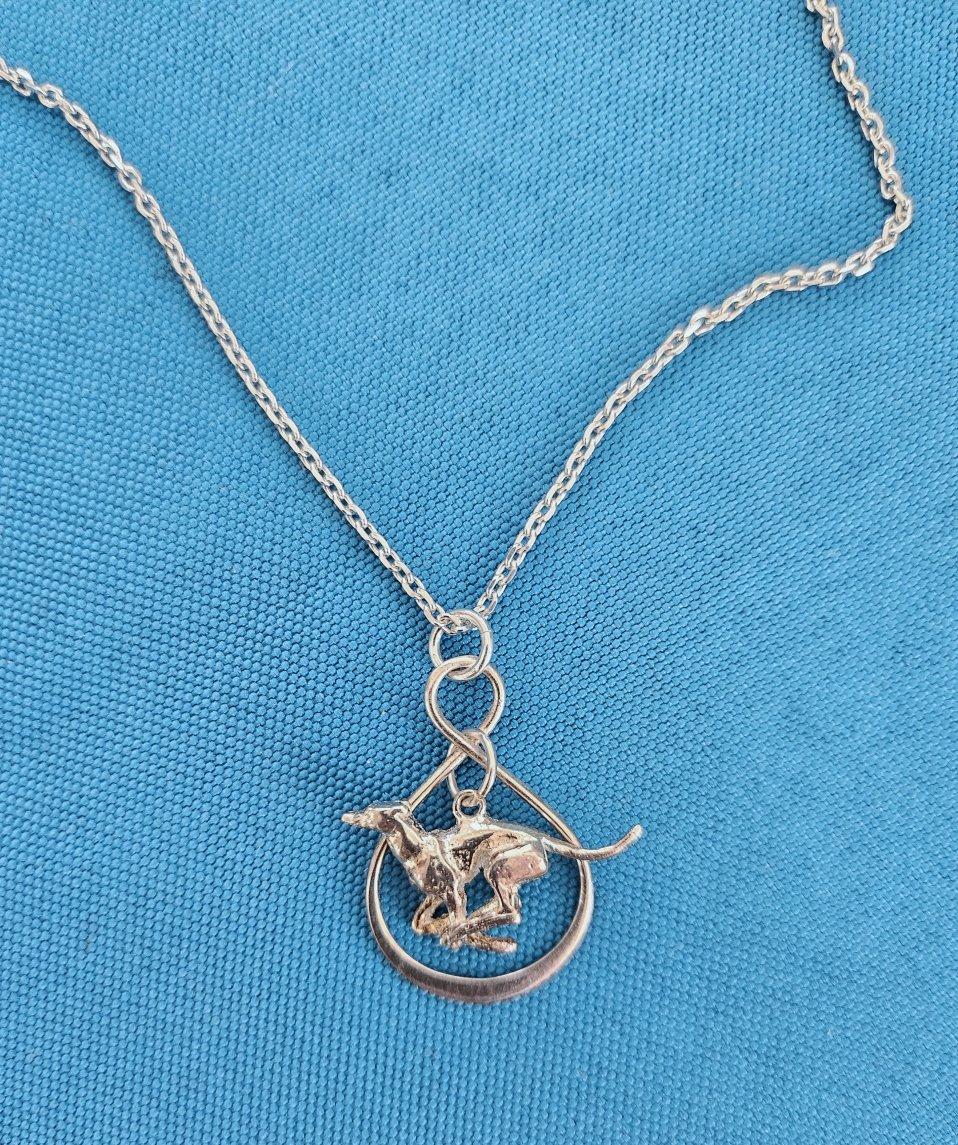 Sterling Silver Pendant Necklace with Sculptural Greyhound, Stamped siglo XX en venta