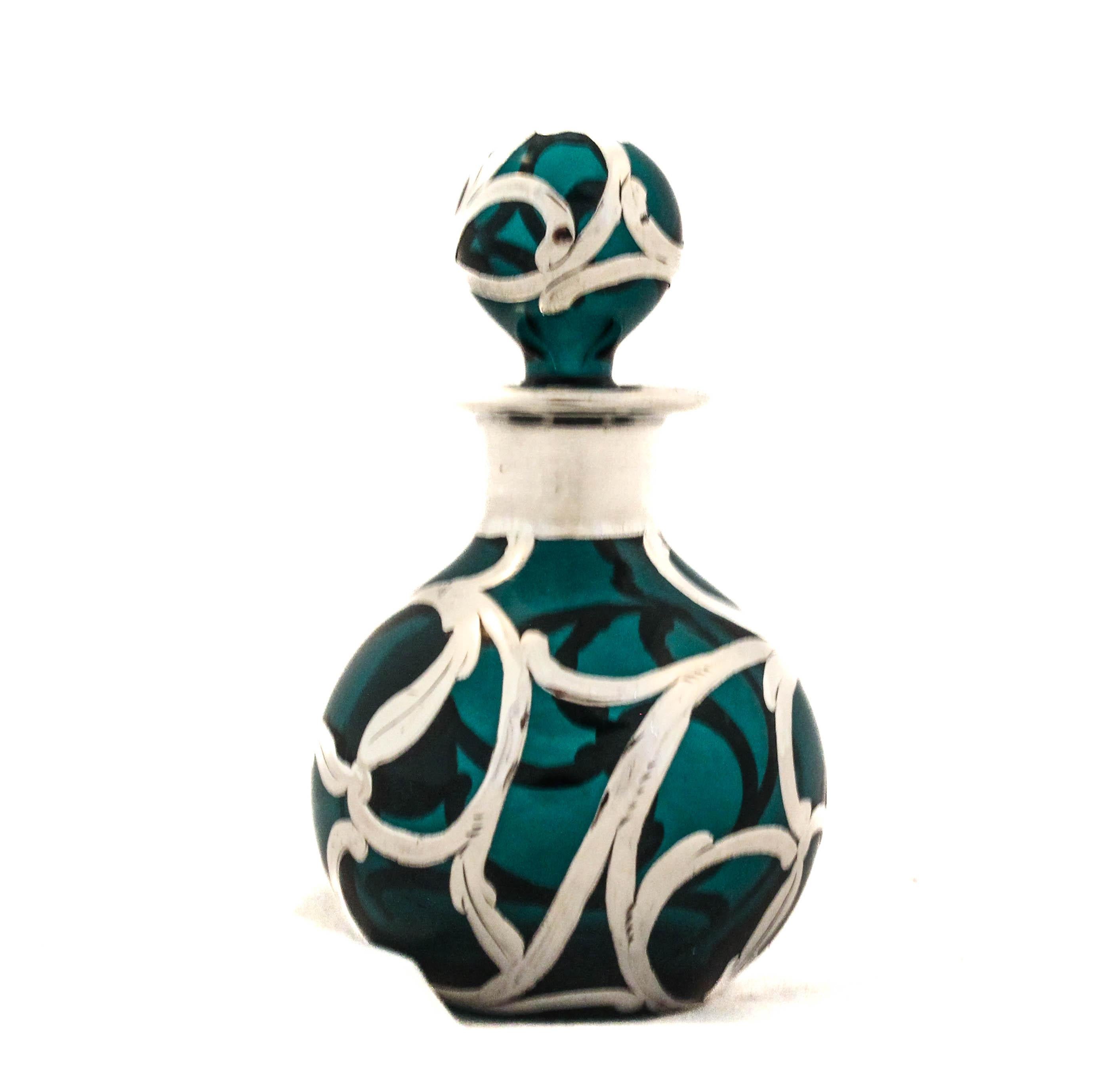 Viene offerto un flacone di profumo in argento sterling sovrapposto risalente ai primi anni del XX secolo.  Un classico esempio di Art Nouveau al suo meglio!  Le volute di argento sterling in un design organico e fluido gli conferiscono uno stile