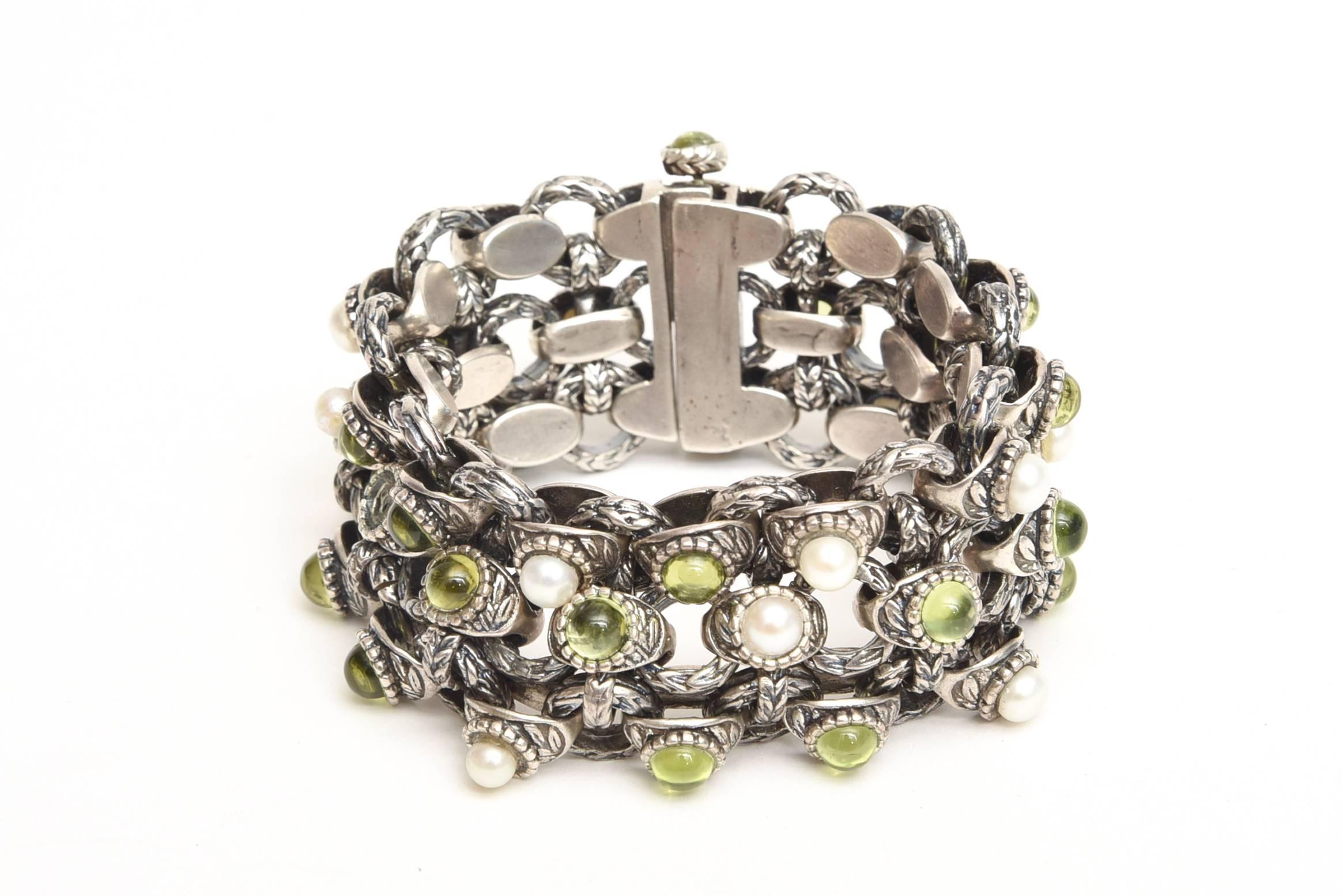 Artisan Bracelet manchette à 3 rangs en péridot, perle et argent sterling, conçu par un bijoutier sur mesure.  en vente