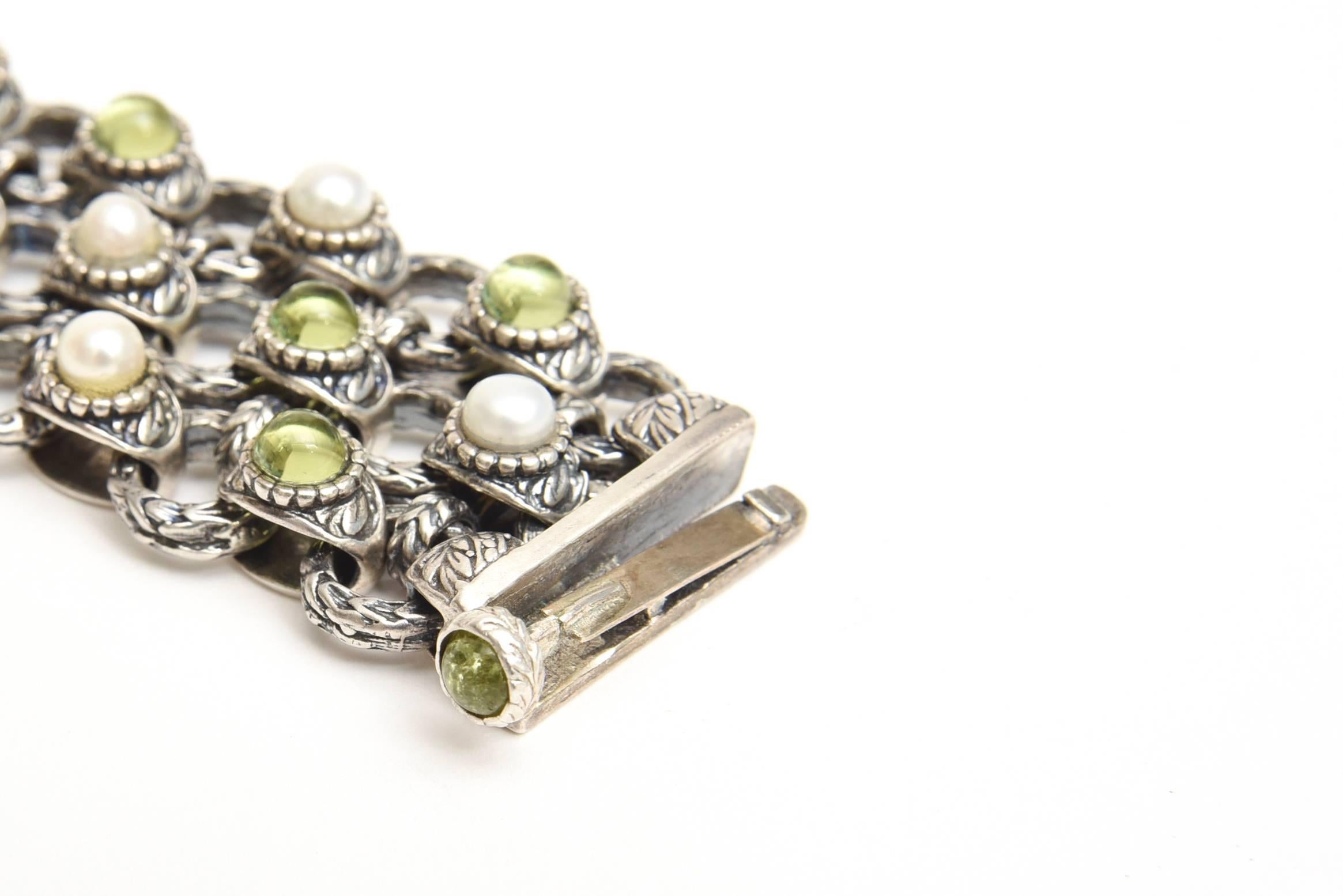 Bracelet manchette à 3 rangs en péridot, perle et argent sterling, conçu par un bijoutier sur mesure.  Pour femmes en vente